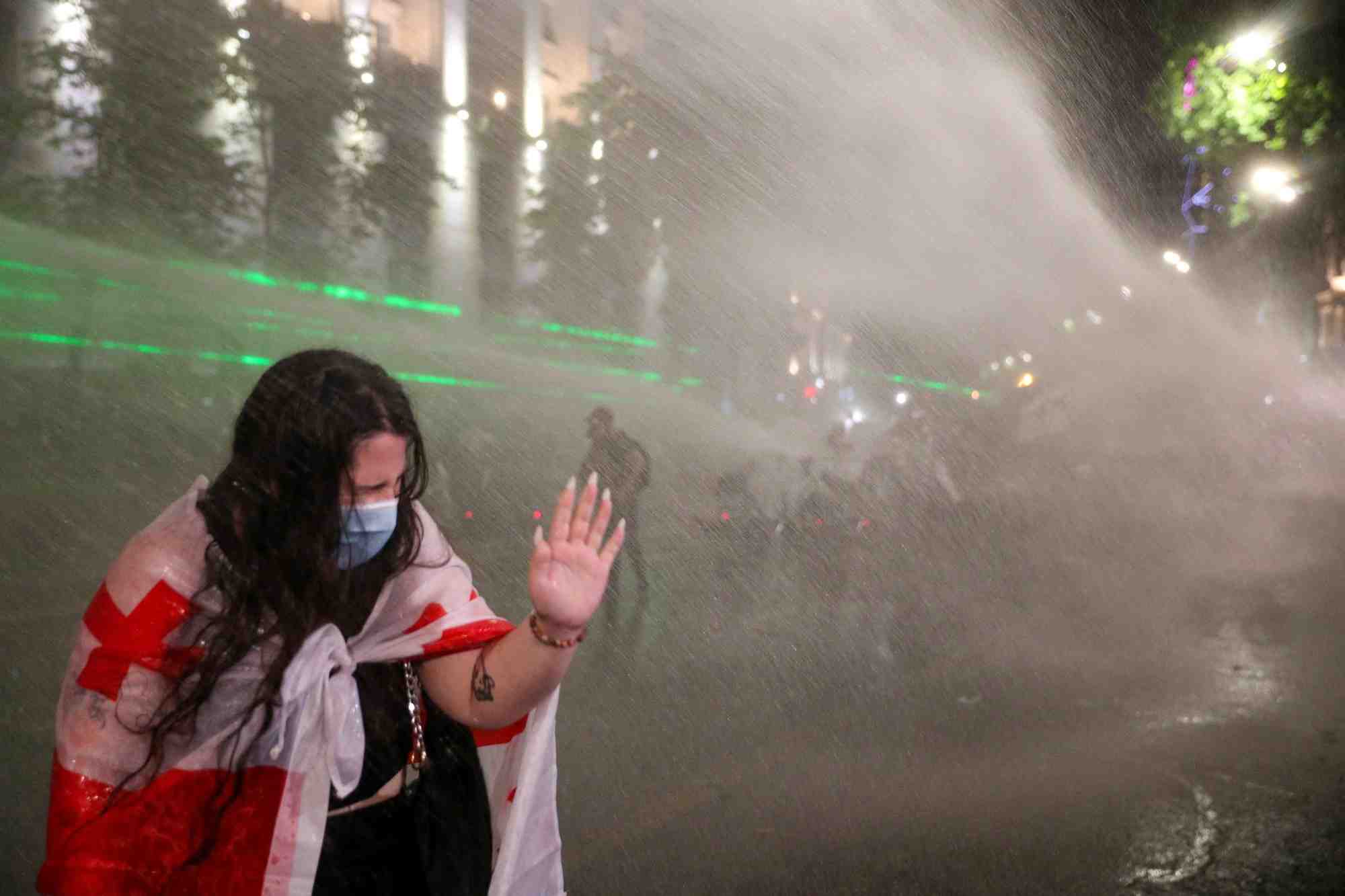 Une manifestante a tbilisi en georgie
