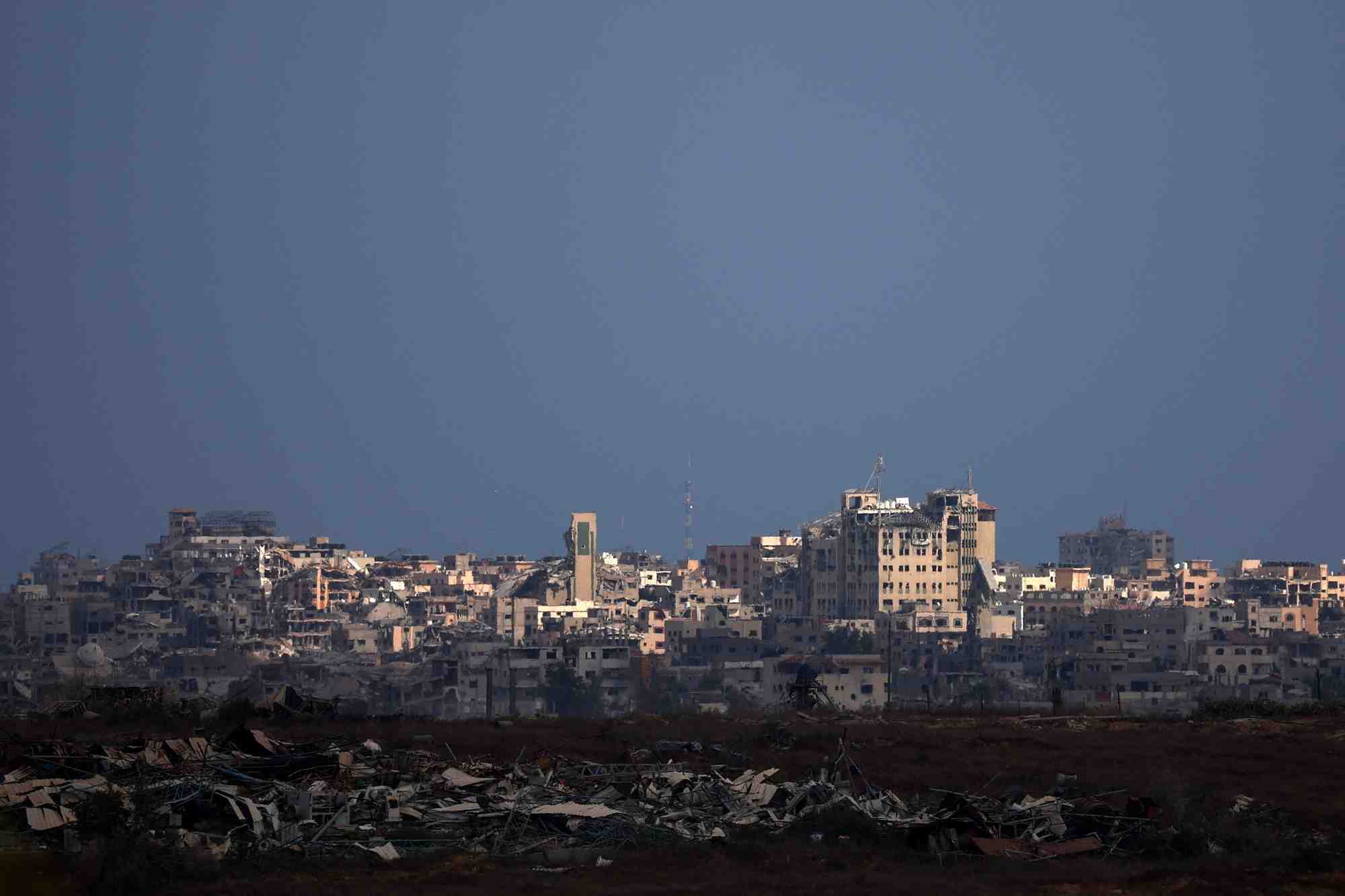 Vue generale des batiments endommages a gaza, depuis israel
