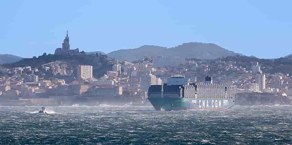 Le navire CMA CGM Palais Royal, passant dans le port de Marseille.
