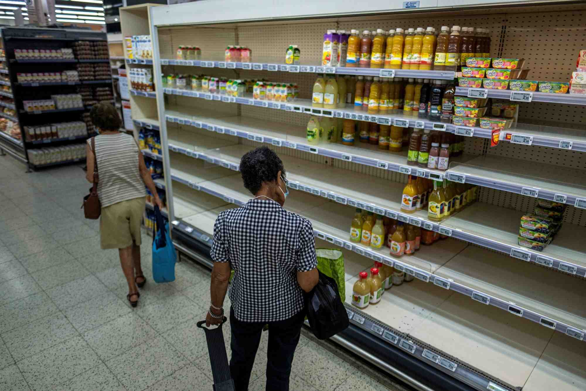 Un client dans un supermarche a shoelcher, martinique