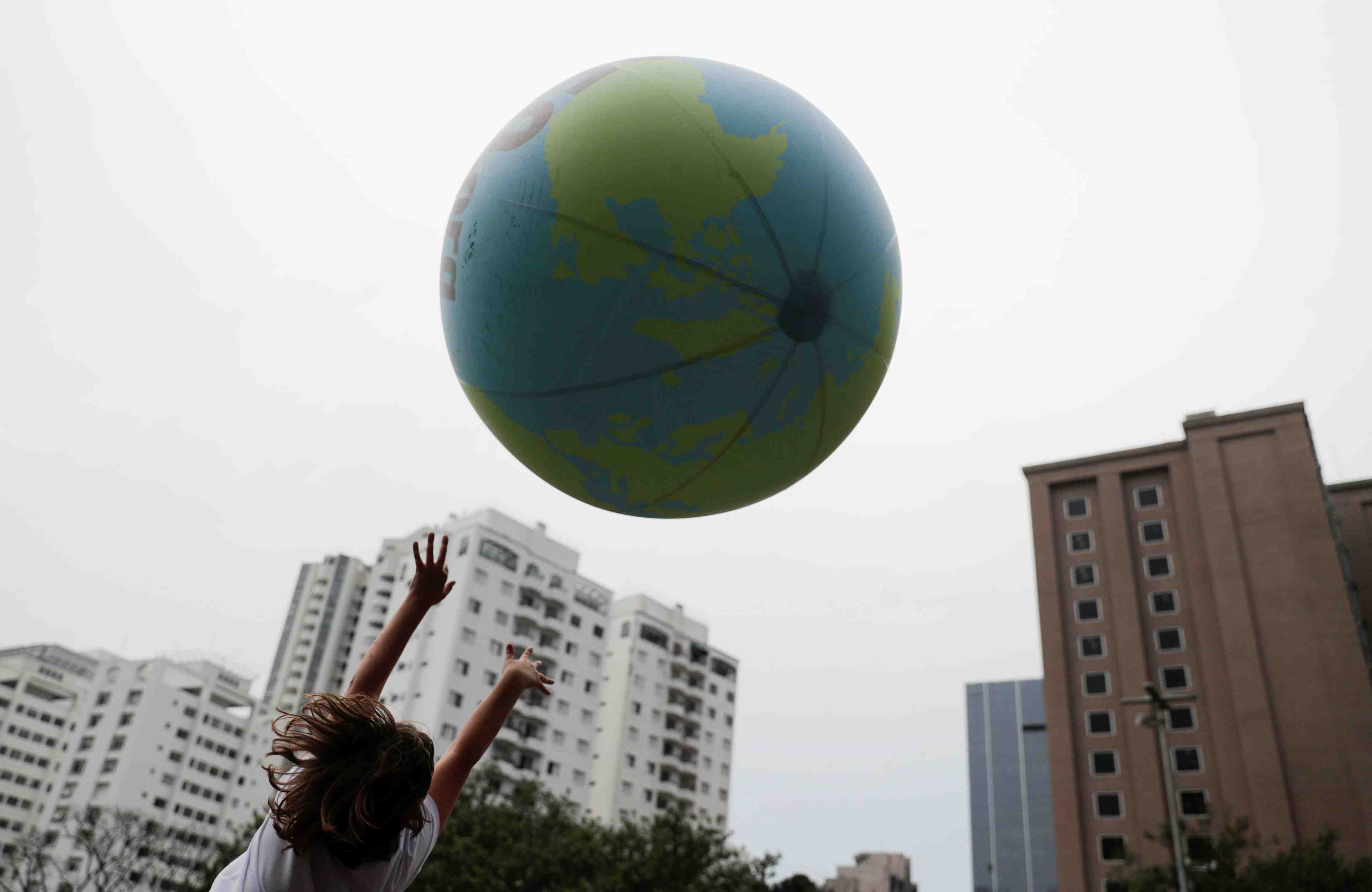 Climat: macron invite les jeunes a "l'action collective"