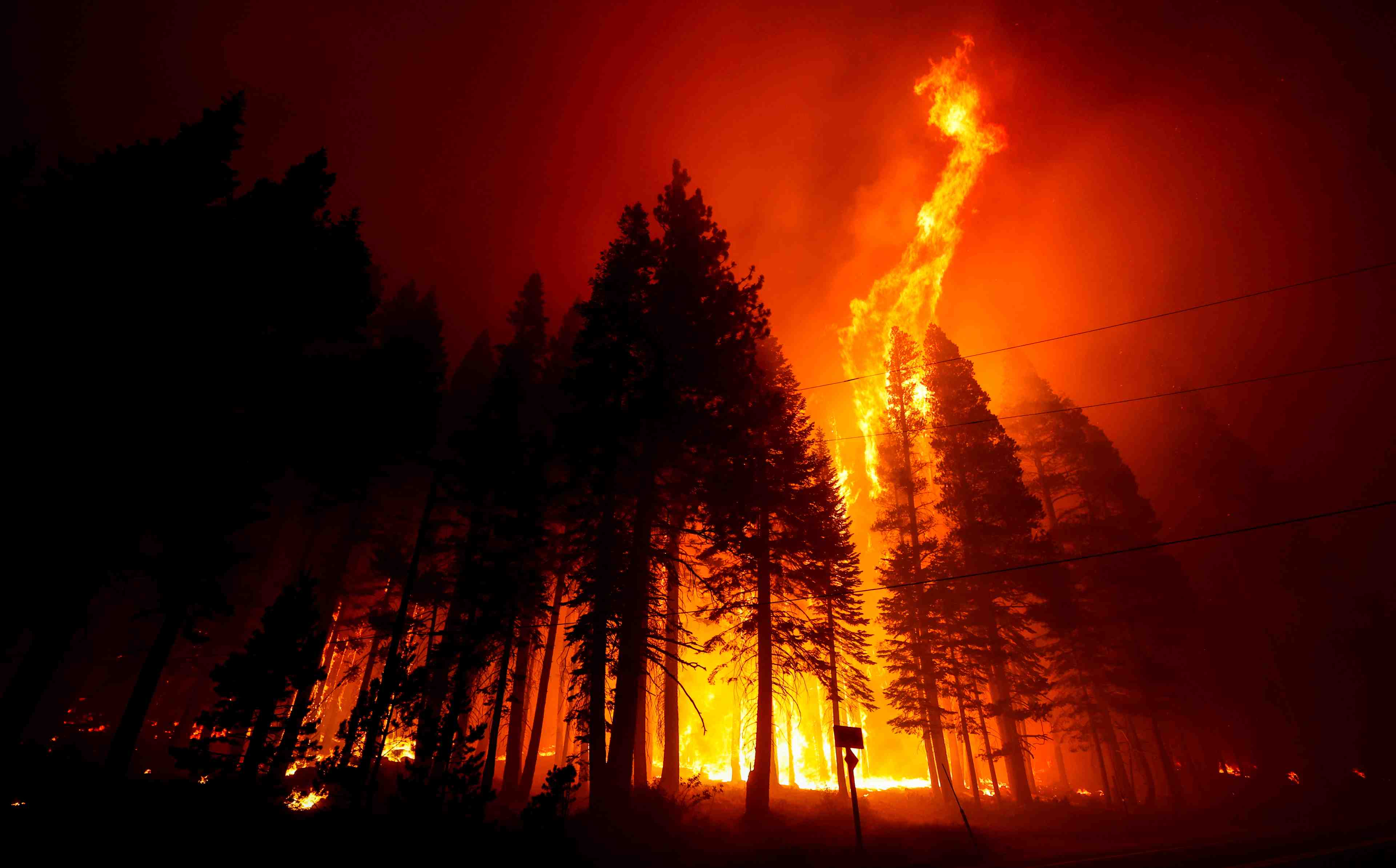 Etats-unis: des evacuations en californie alors qu'un feu s'approche du lac tahoe