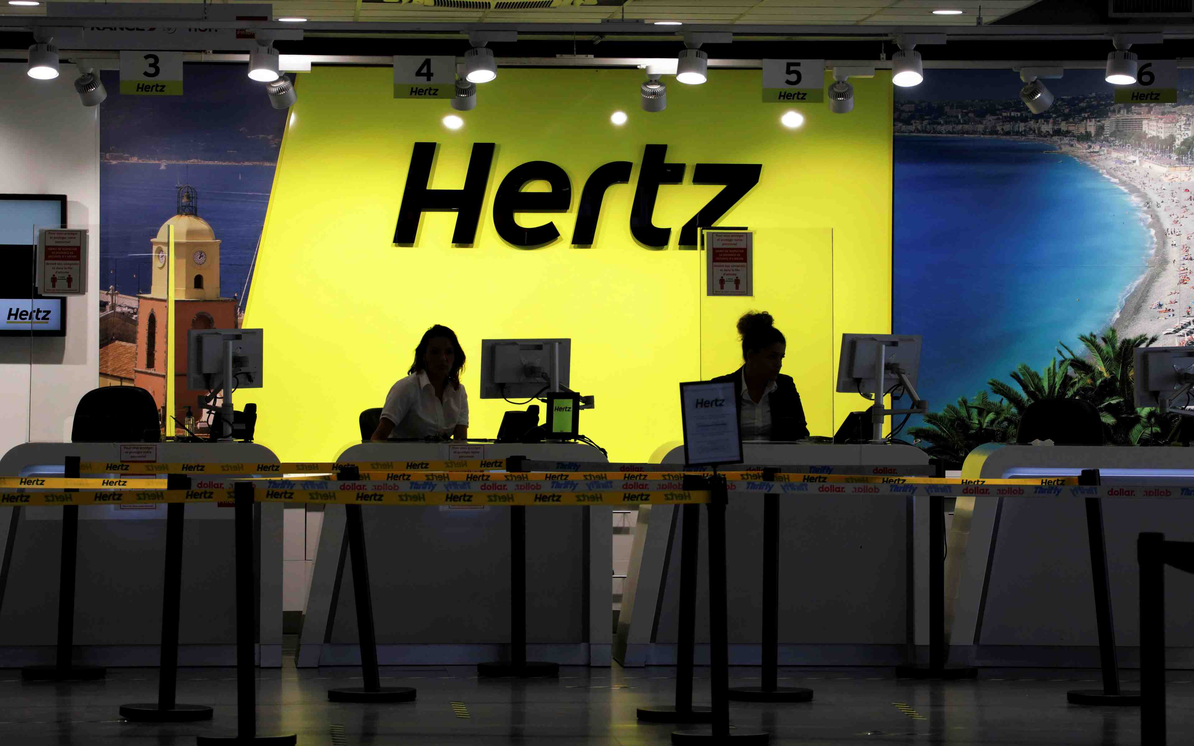 Le loueur automobile hertz commande 100.000 voitures a tesla