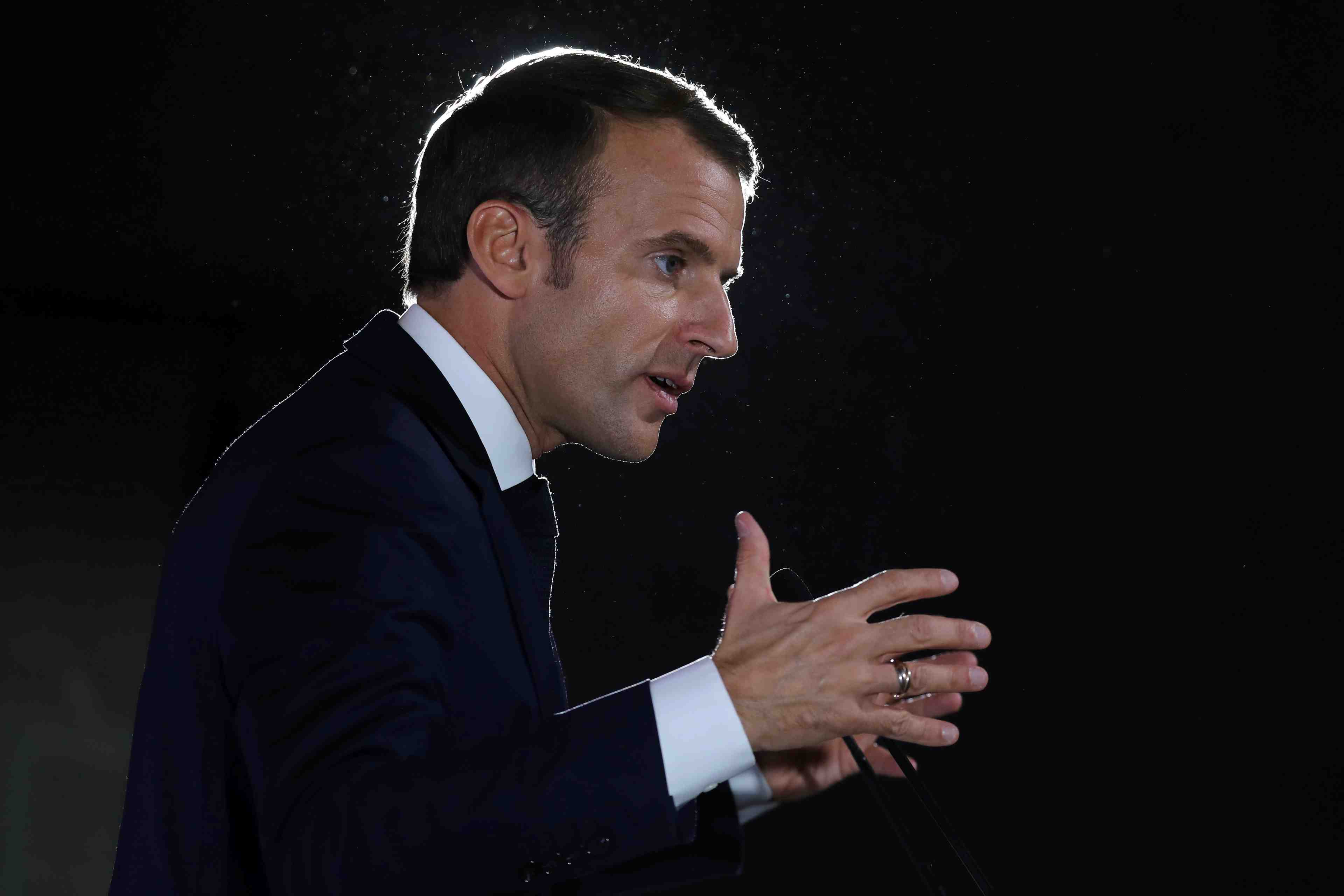 Macron entame son entretien avec poutine en esperant "eviter la guerre"