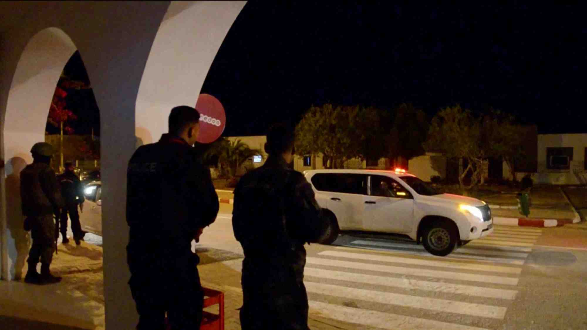 Photo de membres des forces de securite pres de l'entree d'une synagogue sur l'ile de djerba, en tunisie