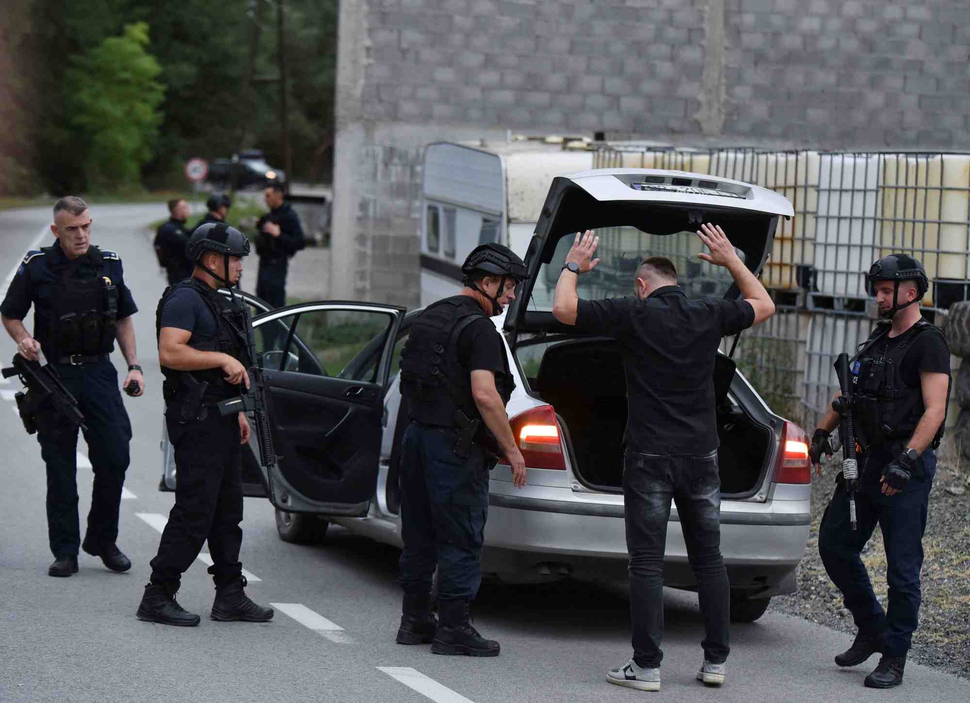Des policiers patrouillent apres une fusillade sur la route menant au village de banjska