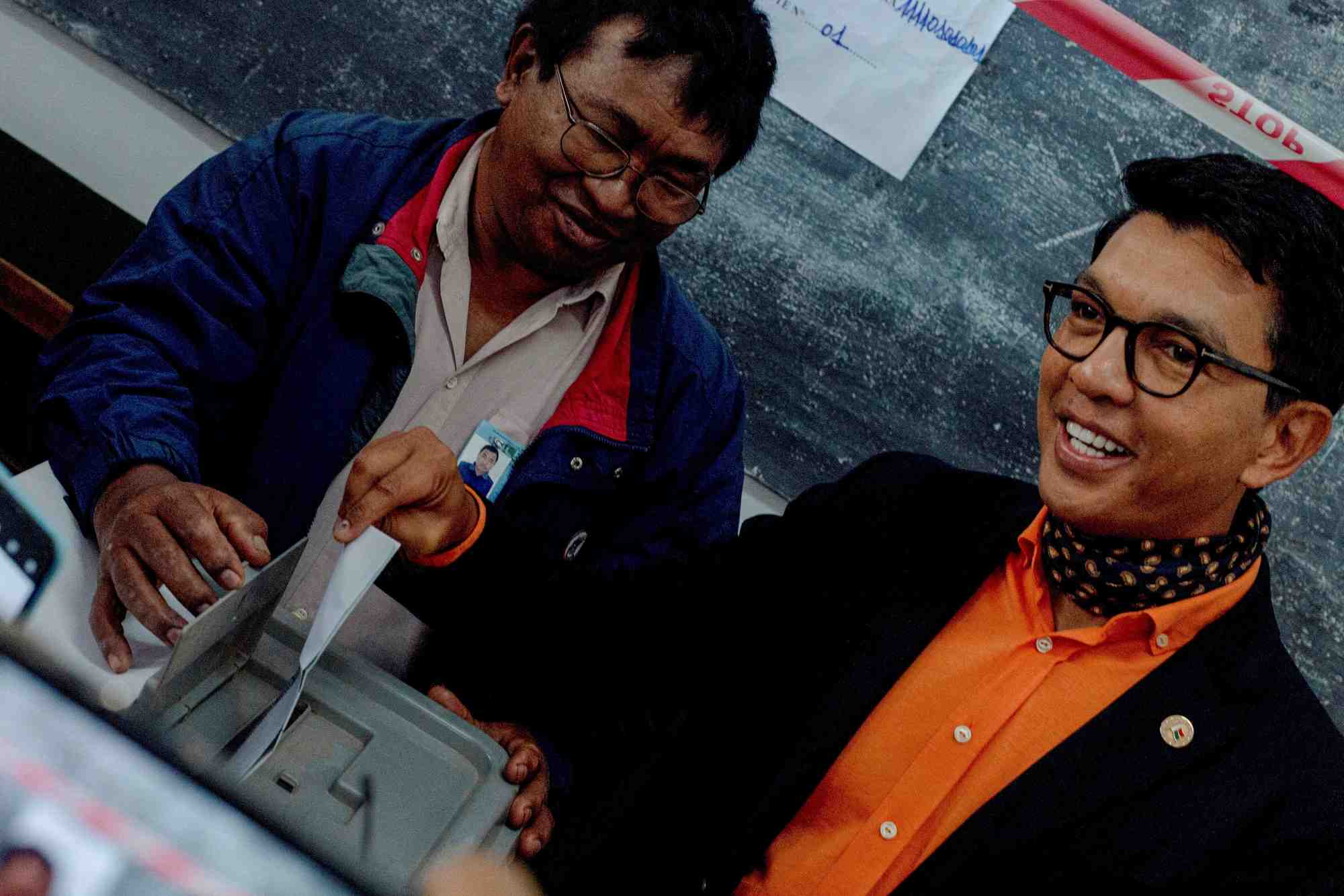 Le president sortant andry rajoelina dans dans un bureau de vote, a ambatobe
