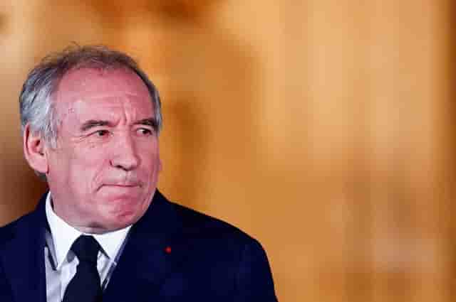 Le Premier ministre François Bayrou lors de la passation de pouvoir à Matignon avec Michel Barnier à Matignon vendredi 13 décembre.