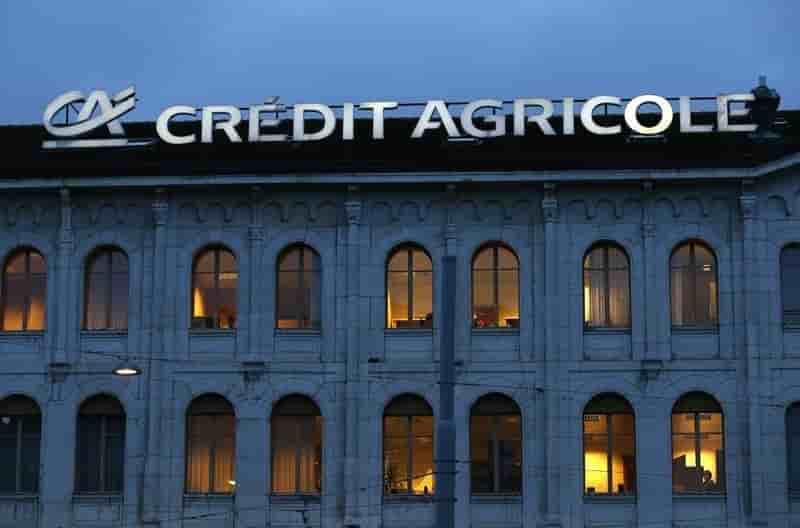 Credit agricole et le cac 40 en baisse a la mi-seance