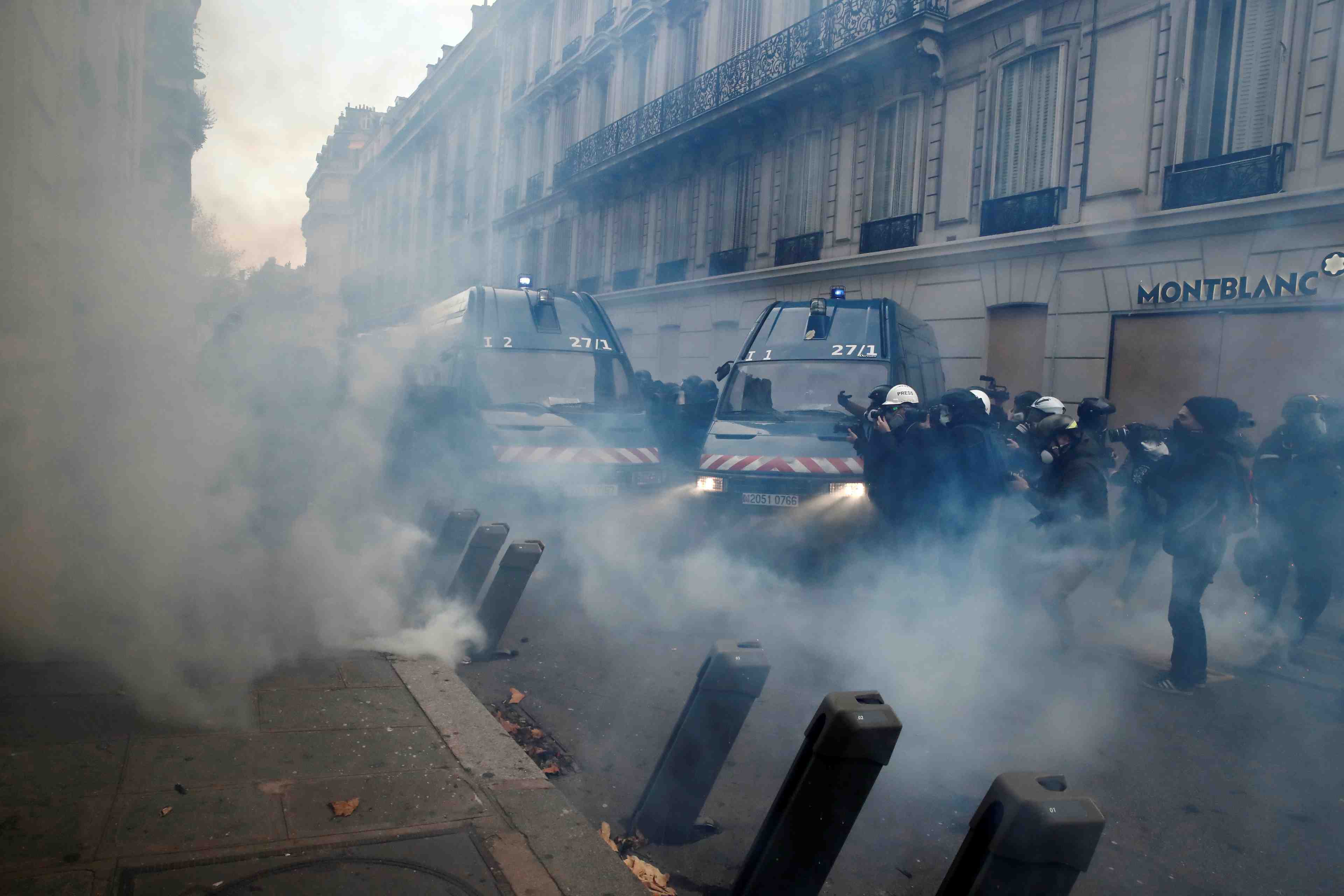 Des syndicats de journalistes en appellent a macron apres les violences