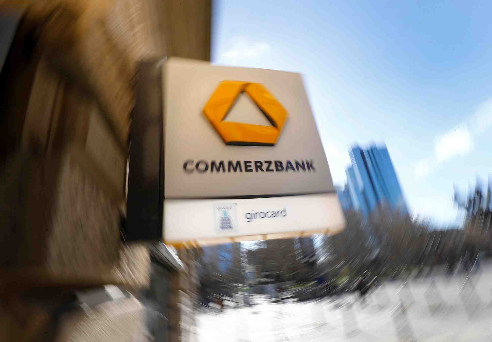 Commerzbank s'attend a des benefices en baisse cette annee