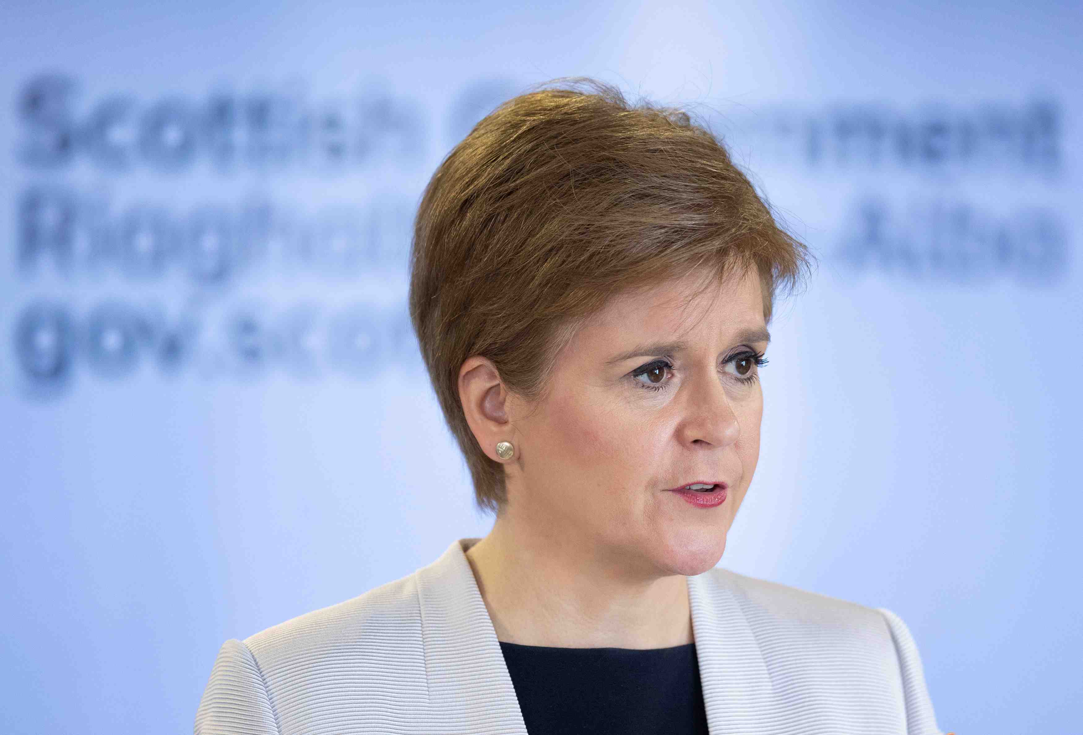 Coronavirus: pas de retour a la normale avant longtemps, previent l'ecosse