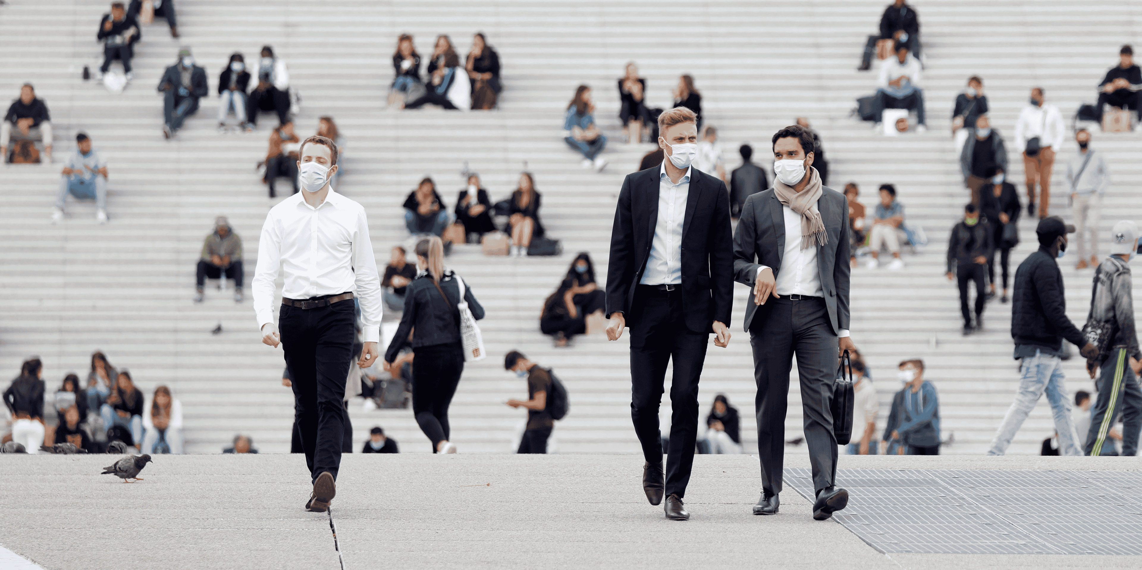 Coronavirus : des gens portant un masque marchent dans le quartier financier de La Défense à Nanterre, le 1er septembre 2020