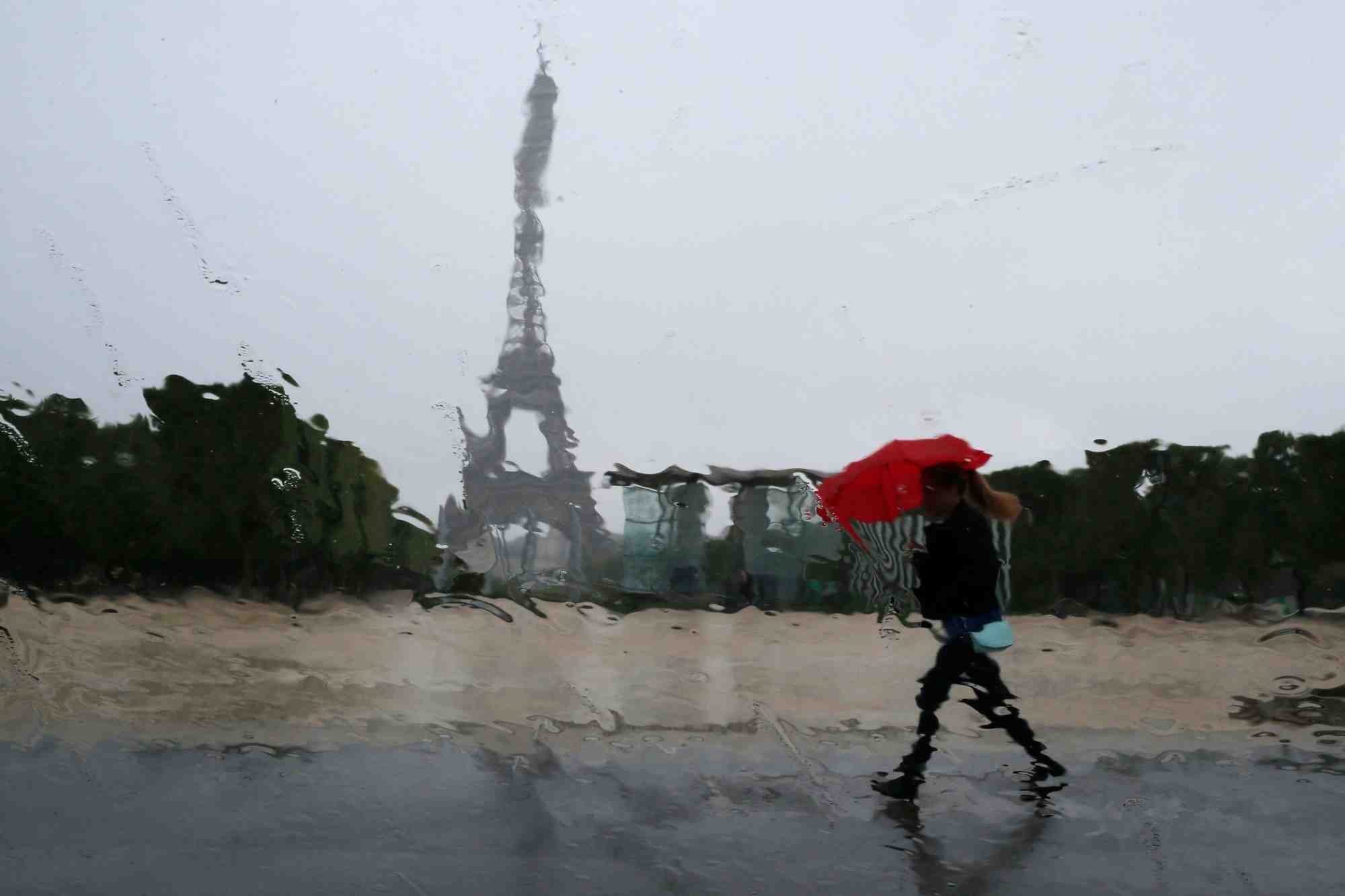 France: fortes pluies a paris, des stations de metros inondees