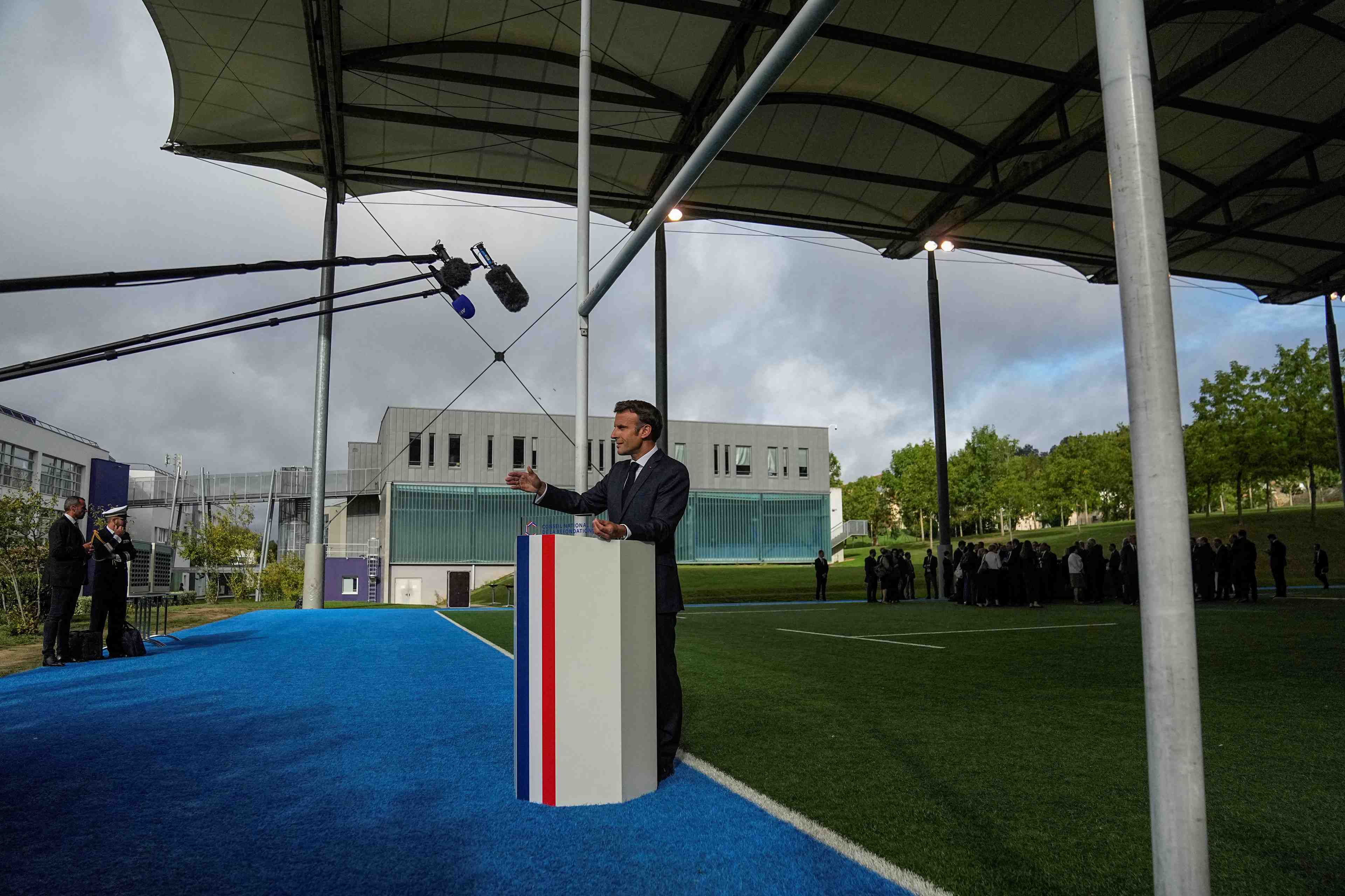 Macron lance le conseil national de la refondation pour "batir du consensus" et "agir"