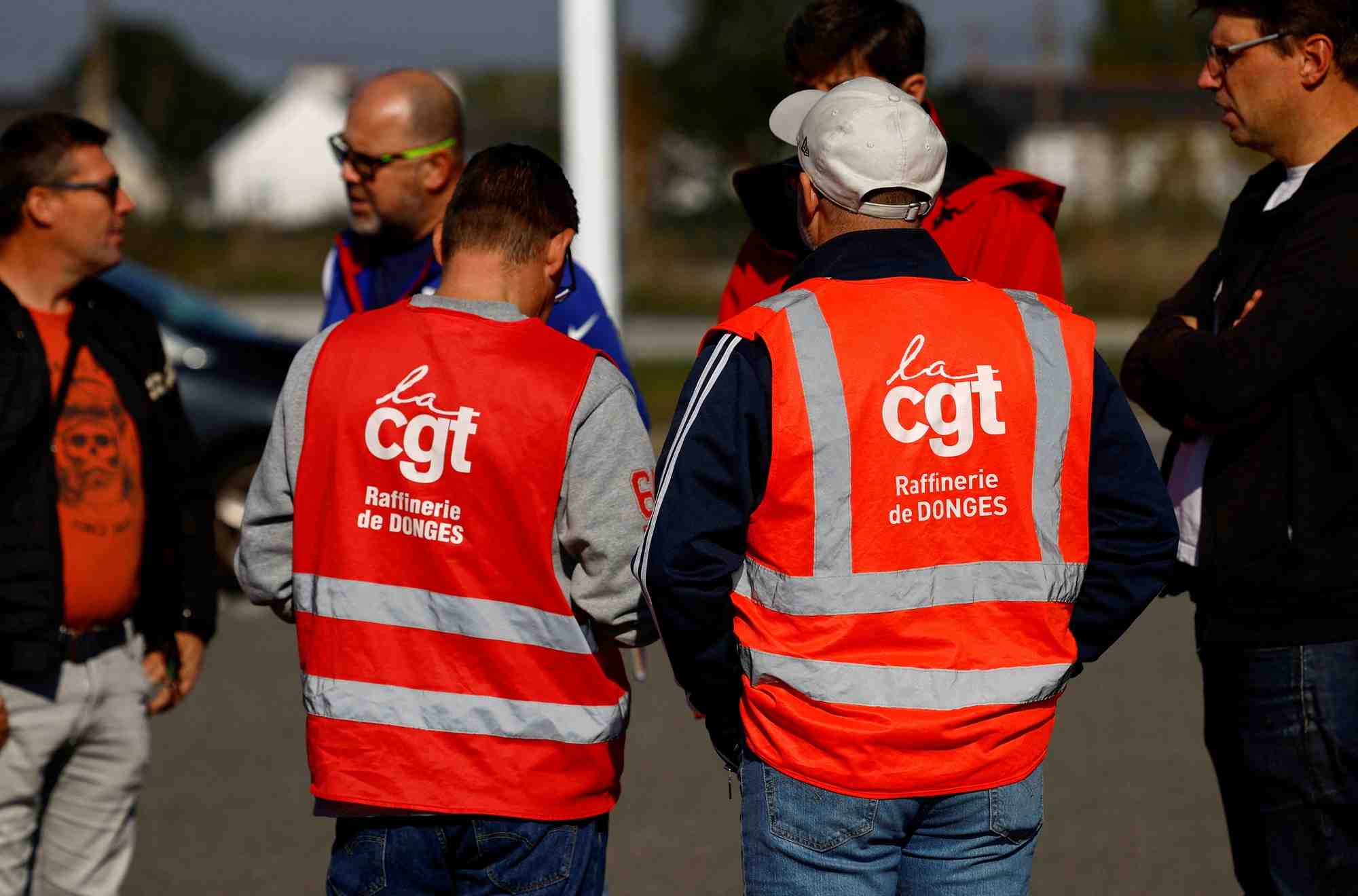 Des syndicalistes de la cgt devant la raffinerie totalenergies a donges