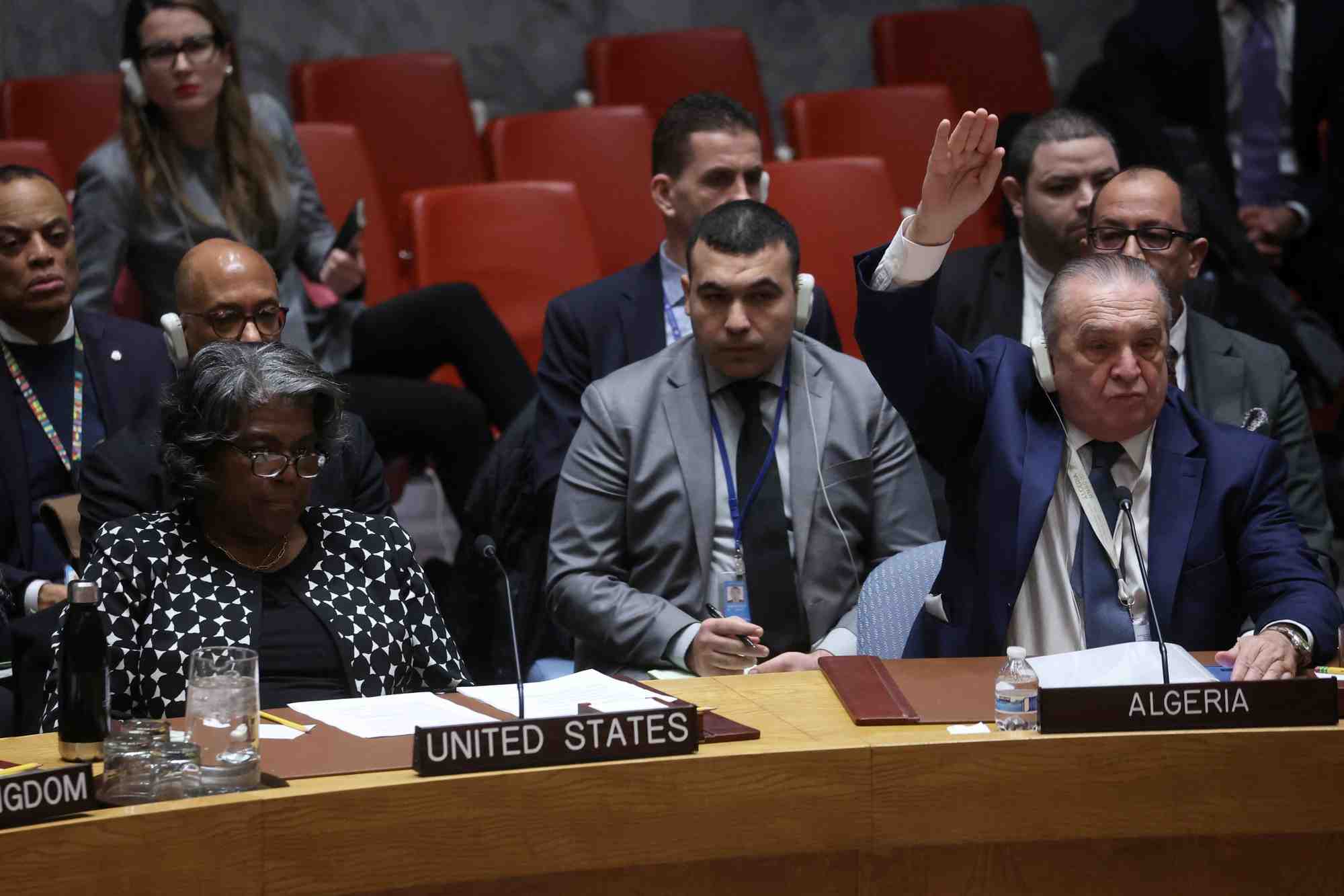 L'ambassadrice des etats-unis aupres des nations unies linda thomas-greenfield (gauche) avec d'autres diplomates au conseil de securite des nations unies a new york. /prix photo le 20 fevrier 2024/reuters/mike segar