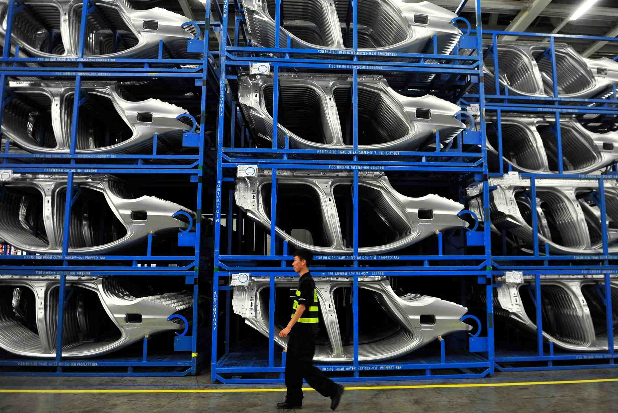 Un membre du personnel de securite dans une usine bmw a shenyang