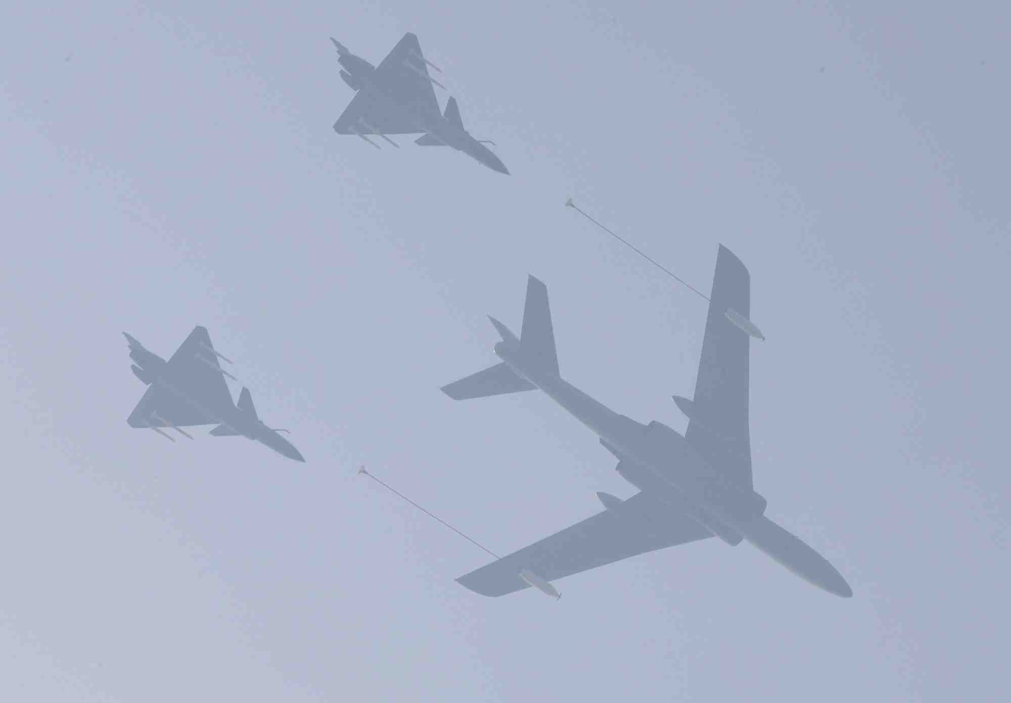 Des avions de l'armee de l'air de l'armee populaire de liberation (apl) chinoise