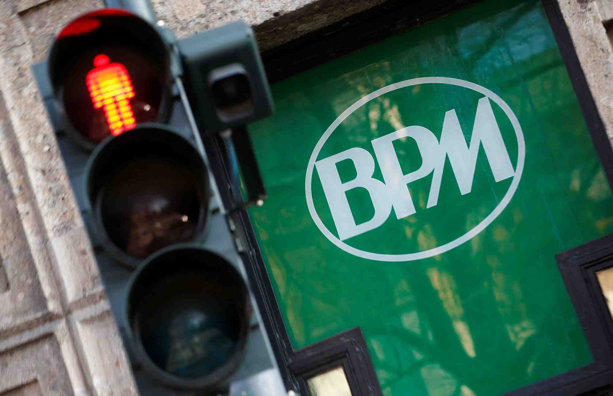 Le logo de la bpm est visible a l'exterieur de la banque dans le centre-ville de milan