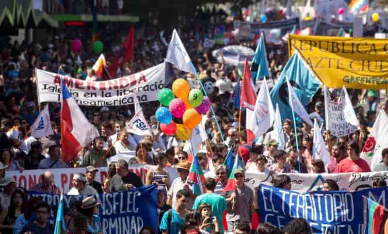 Manifestations au Chili pour pousser Michelle Bachelet à réformer