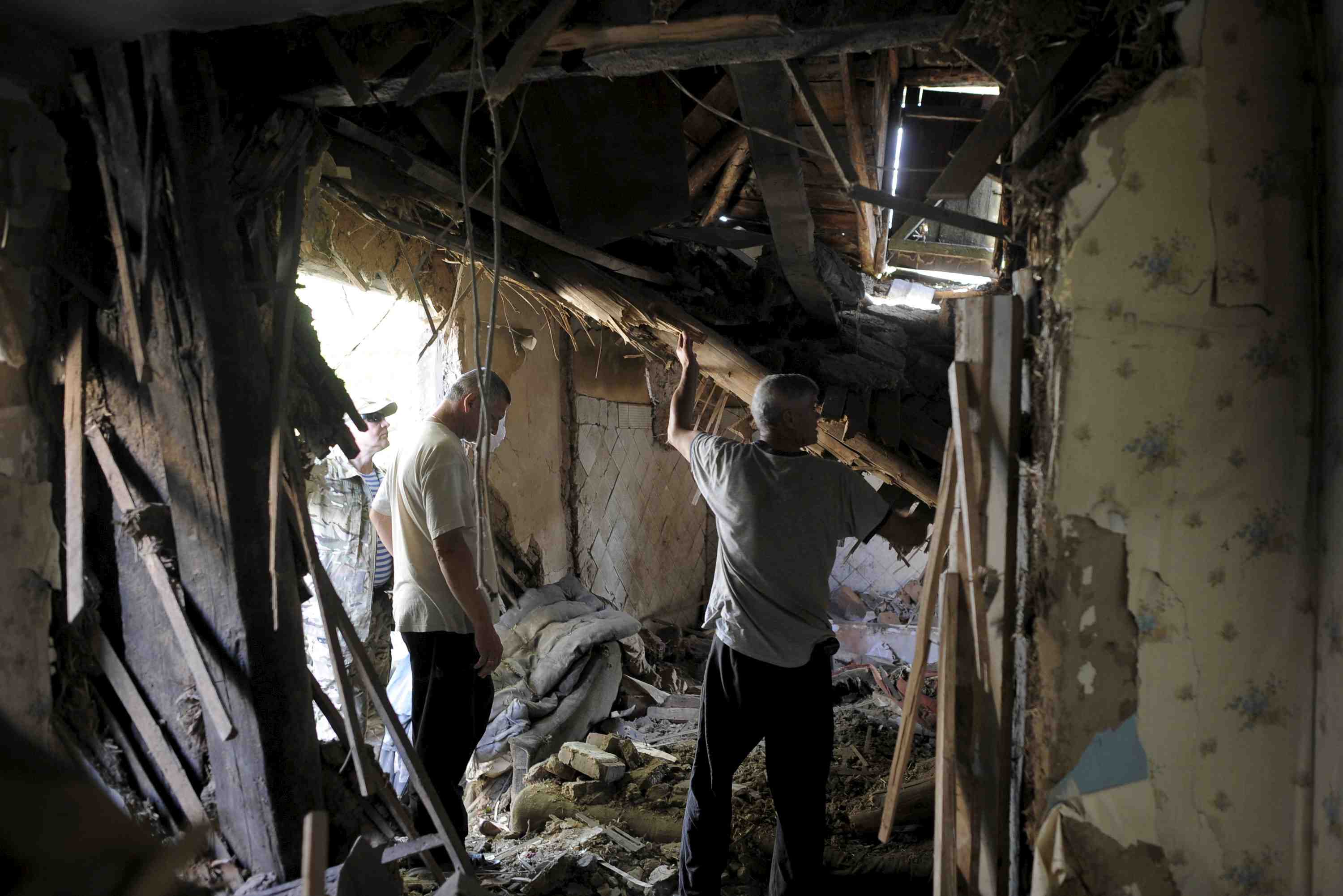 Quatre civils et un militaire tues dans l'est de l'ukraine
