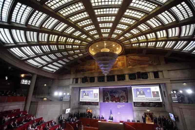 Francois hollande defend le dialogue social