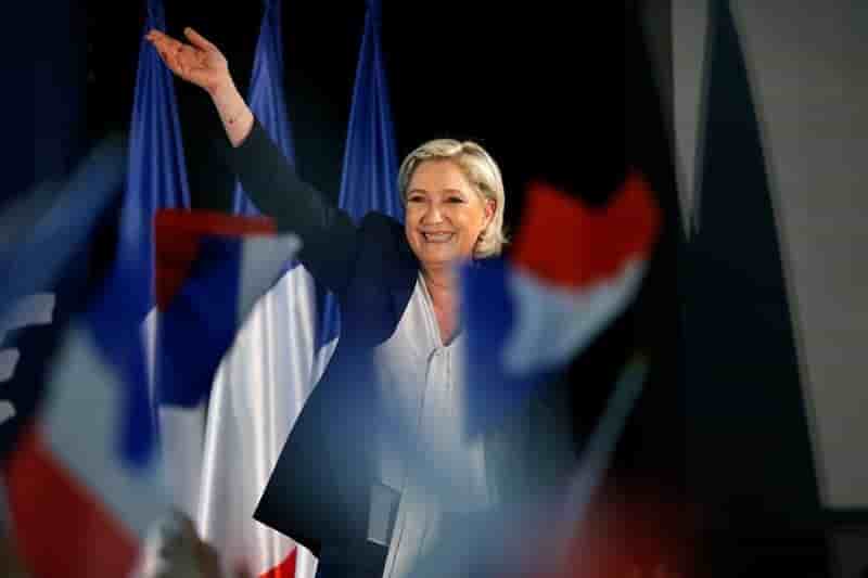Marine le pen fustige l'"indecence" de valls