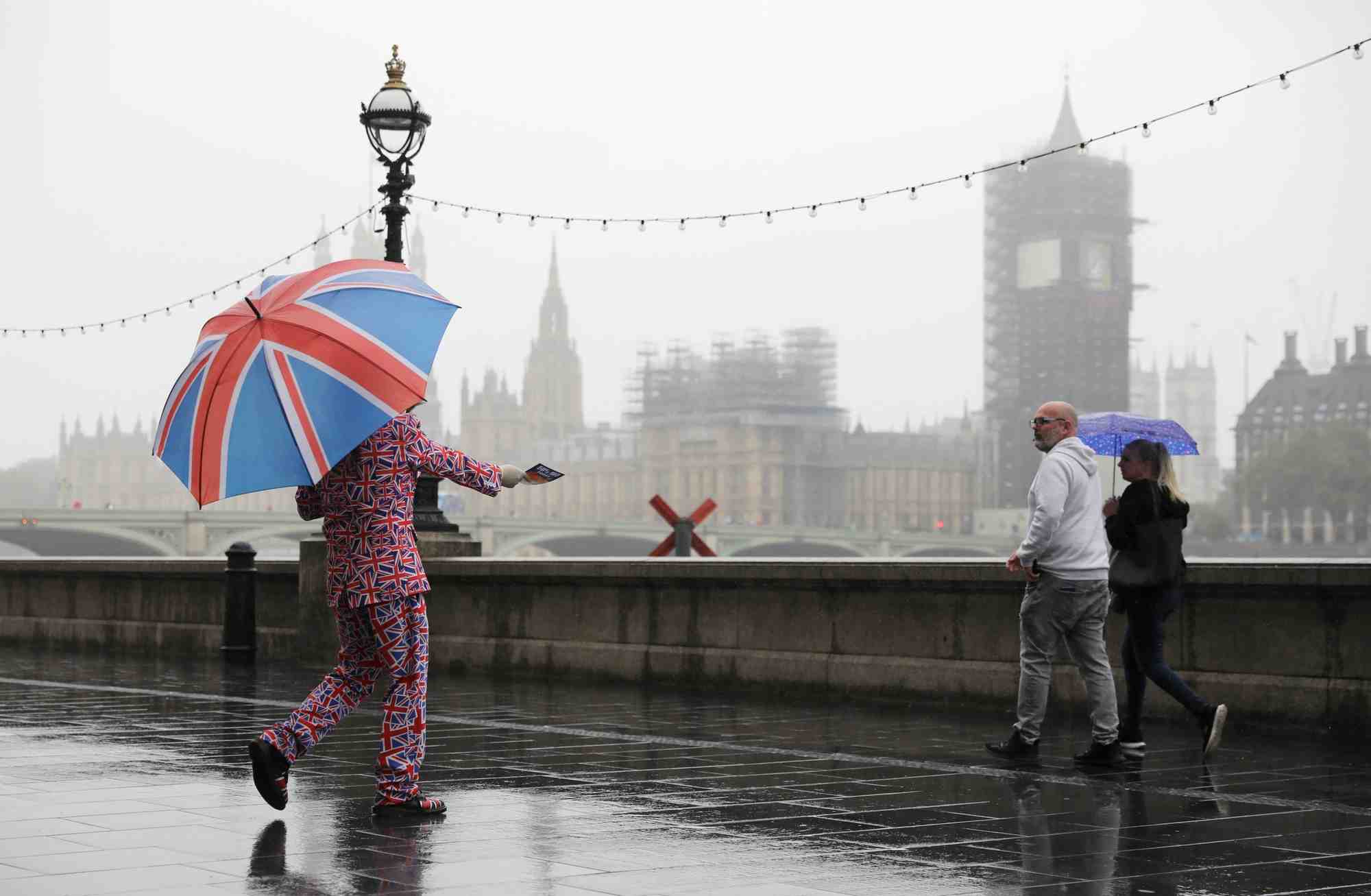 Le redressement de l'economie britannique se poursuit, incertitudes a l'horizon