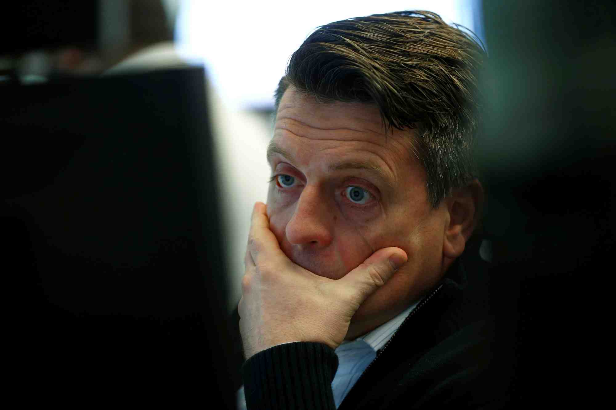 Bref decrochage sur les bourses europeennes dans des volumes reduits