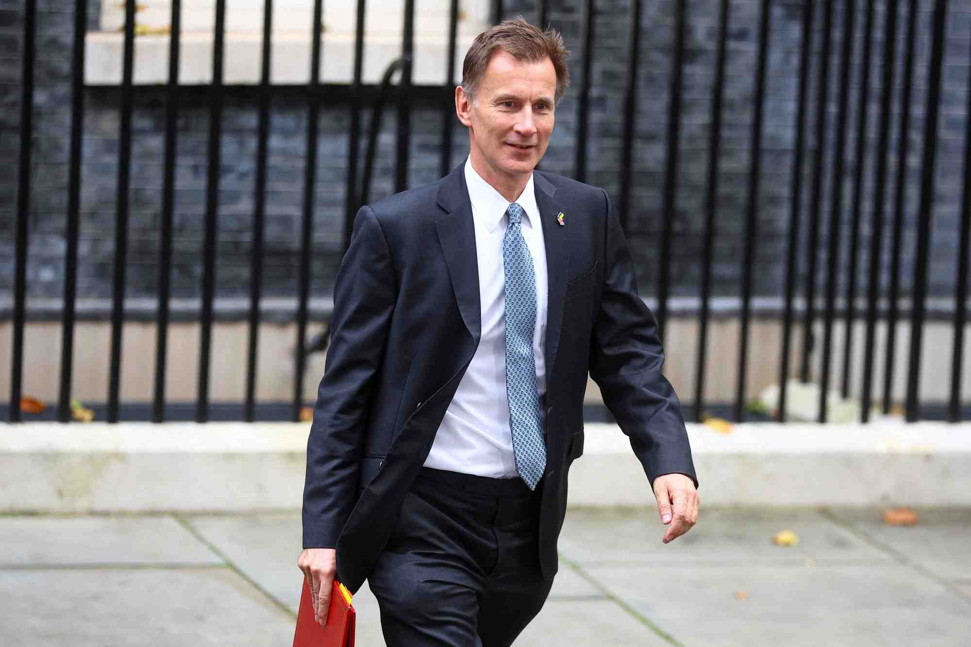 Le ministre des finances britannique, jeremy hunt devant le number 10 downing street a londres