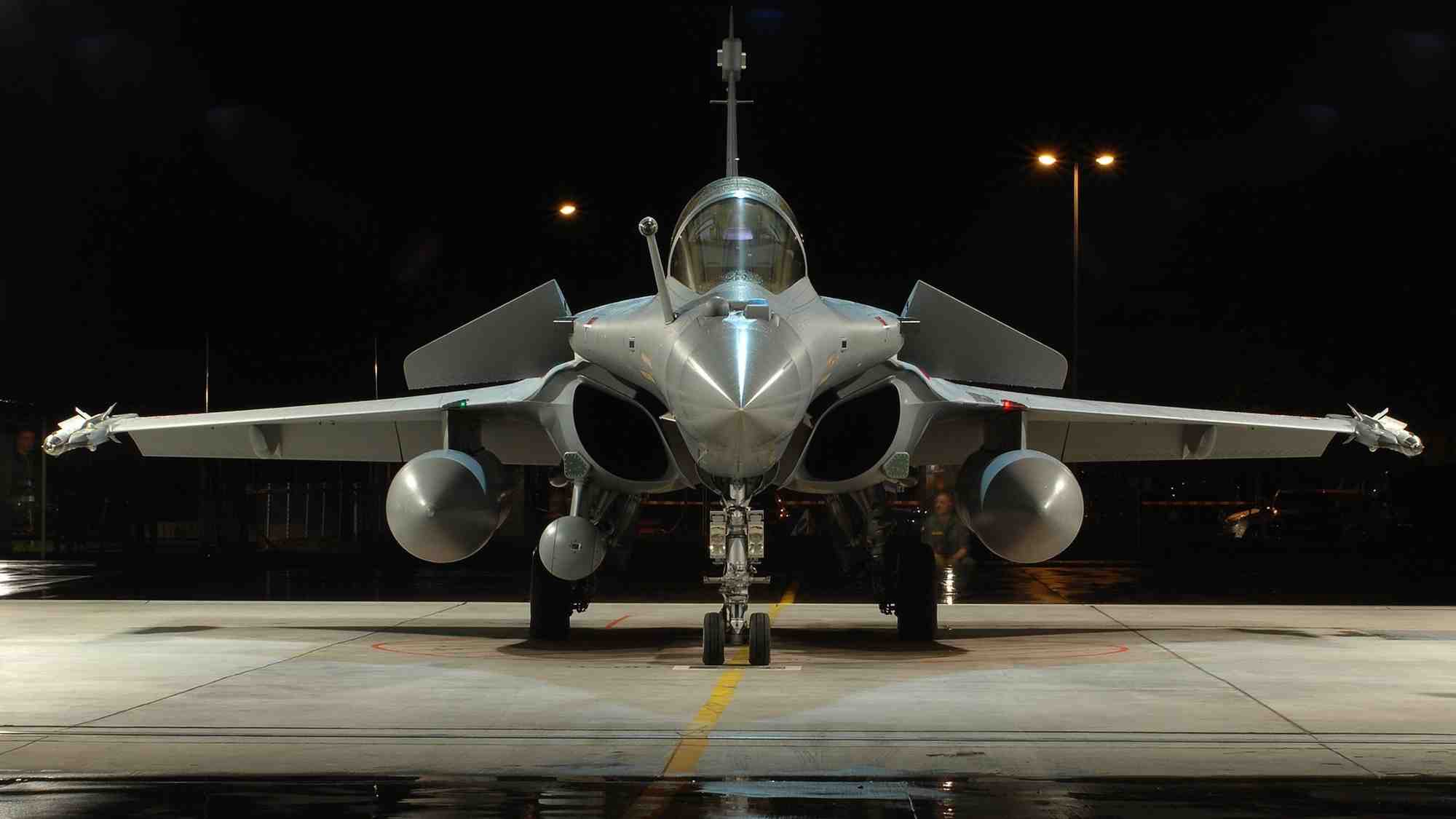 Après l'aval du Conseil d'acquisition de la défense, les dossiers Rafale et sous-marins doivent être approuvés au niveau du Premier ministre indien par le CCS (Comité gouvernemental pour la Sécurité), puis les deux industriels - Dassault Aviation et Naval Group - vont entrer en négociations pour signer un contrat.