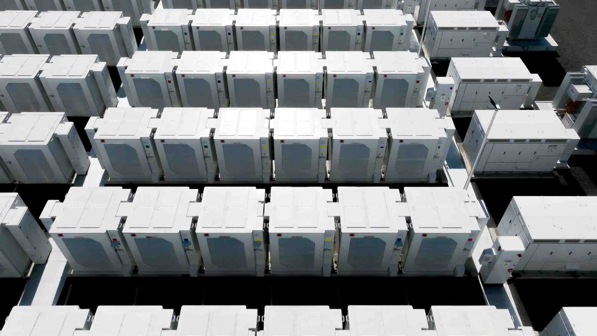 En 2023, le groupe français Engie a mis en service son plus grand champs de batteries pour stocker de l’électricité en Australie, avec 10 gigawatts (GW) de capacités installées d’ici à 2030.