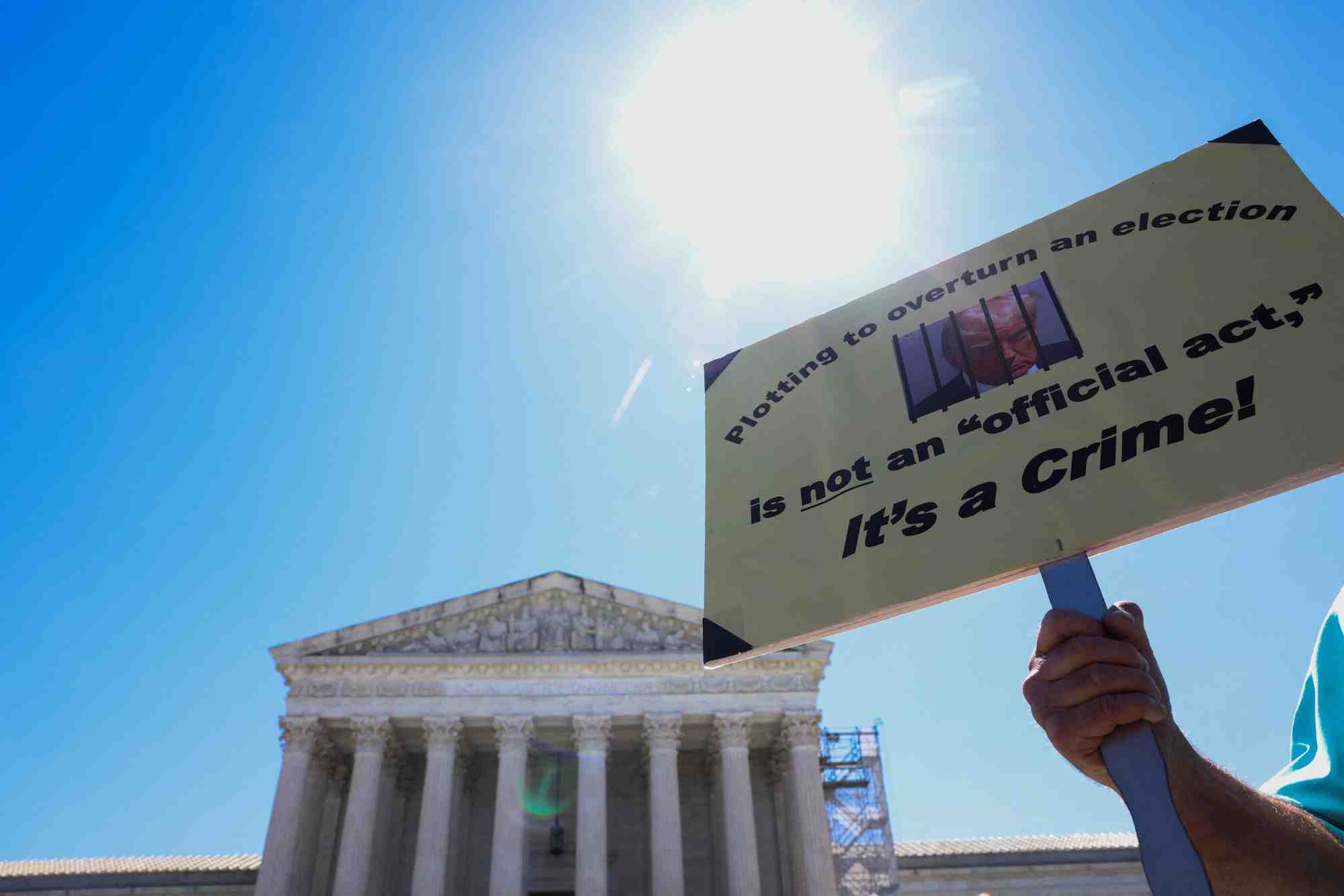 La cour supreme des etats-unis rend ses decisions dans les affaires en cours, a washington