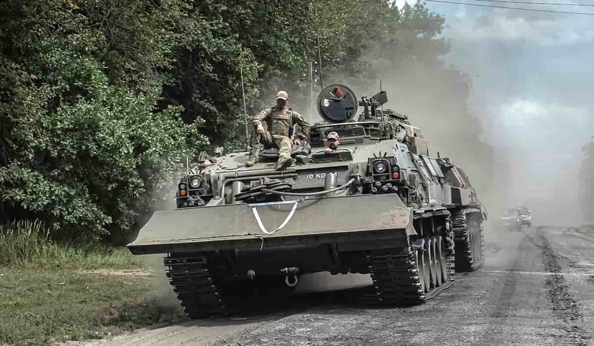 Des militaires ukrainiens montent à bord d'un véhicule militaire, au milieu de l'attaque russe contre l'Ukraine, près de la frontière russe dans la région de Sumy, en Ukraine, le 10 août 2024.