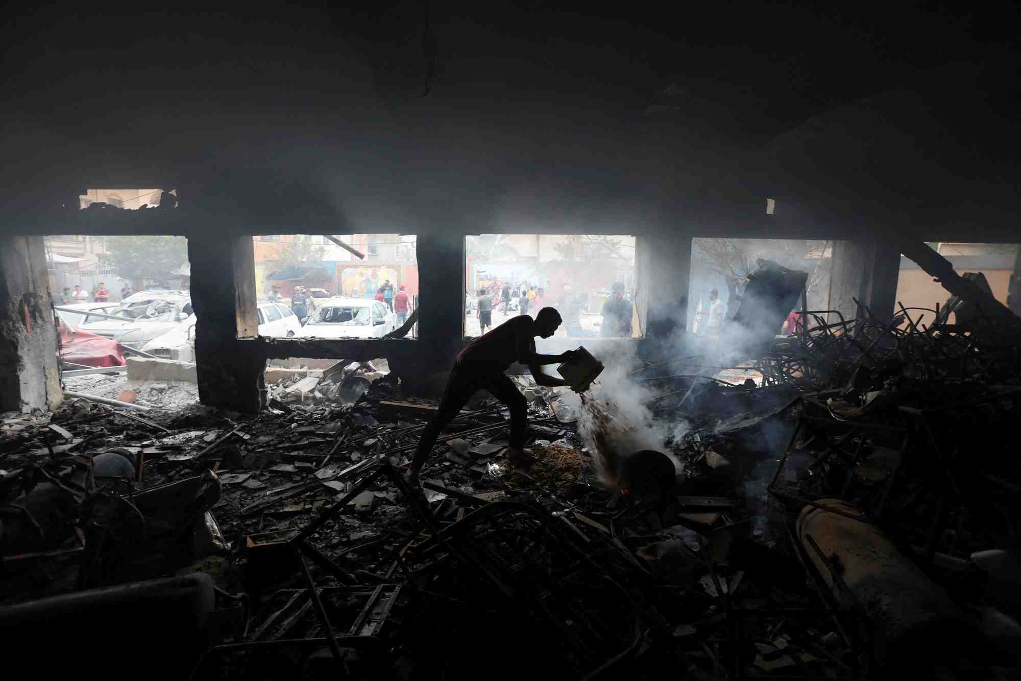 Le site d'une frappe israelienne sur une ecole abritant des personnes deplacees a deir al-balah