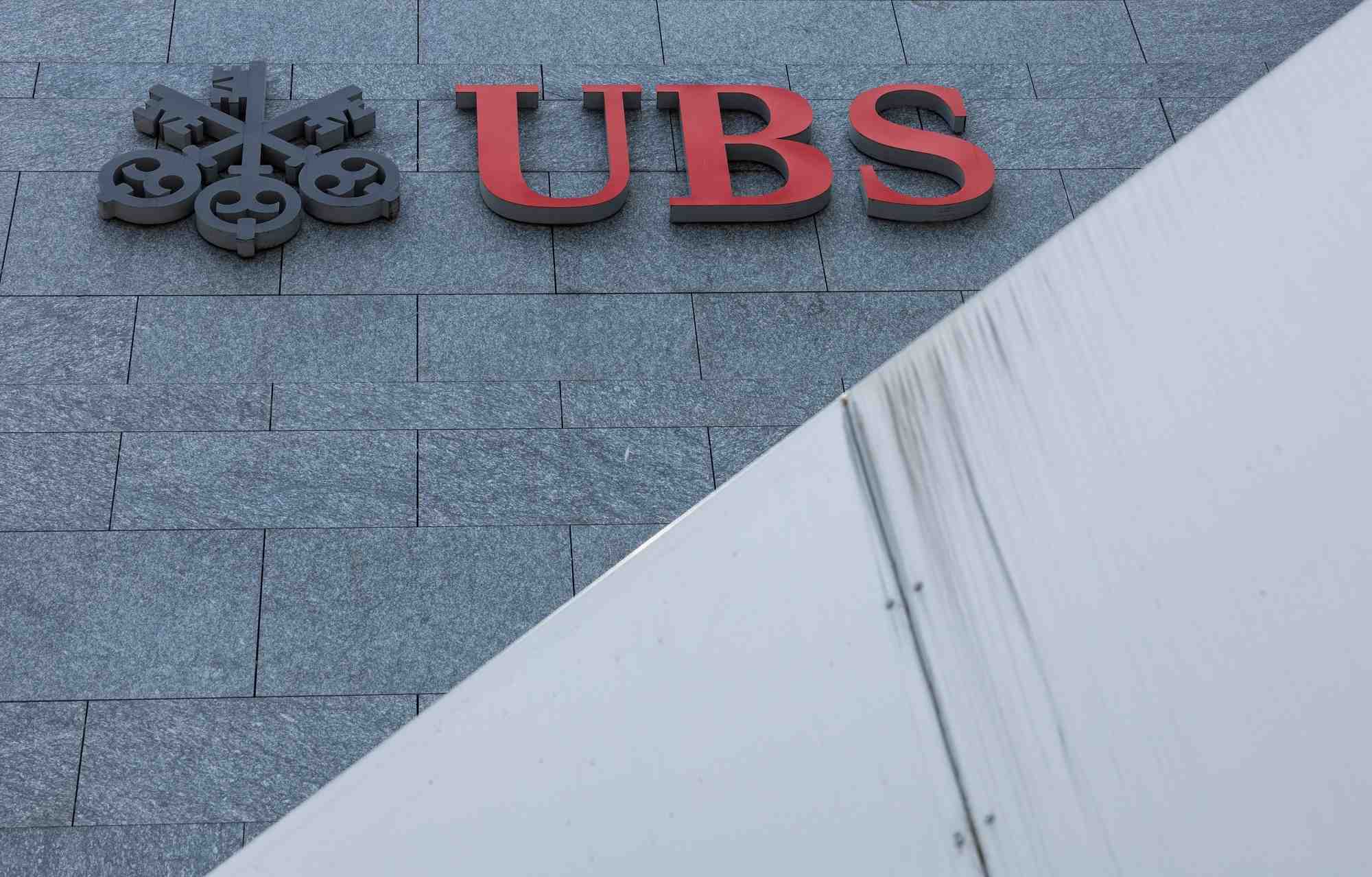 Un logo ubs est visible sur la succursale de la banque suisse a lucerne
