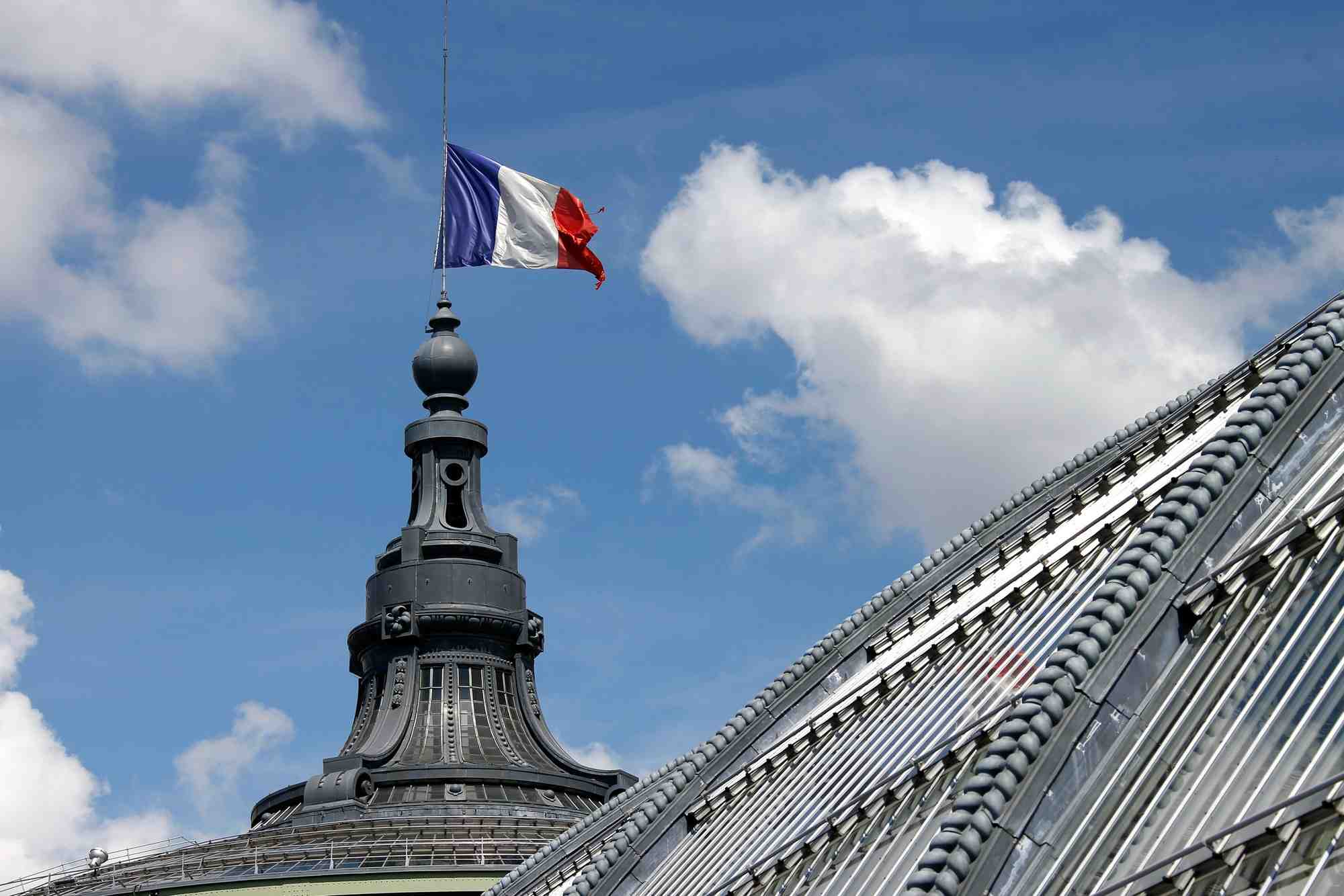 Un drapeau francais au grand palais a paris