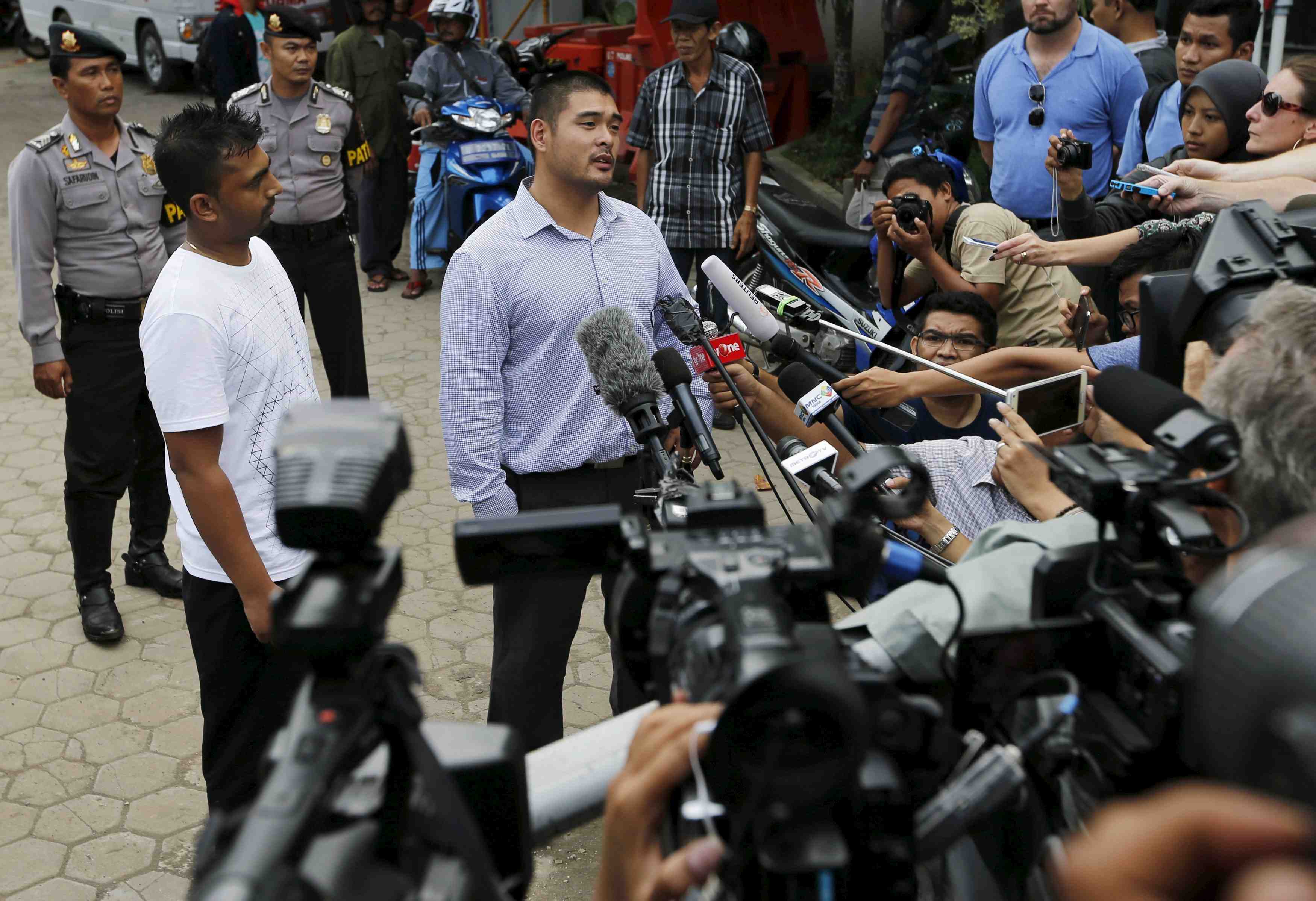Les proches des etrangers dans le couloir de la mort en indonesie appellent a la clemence