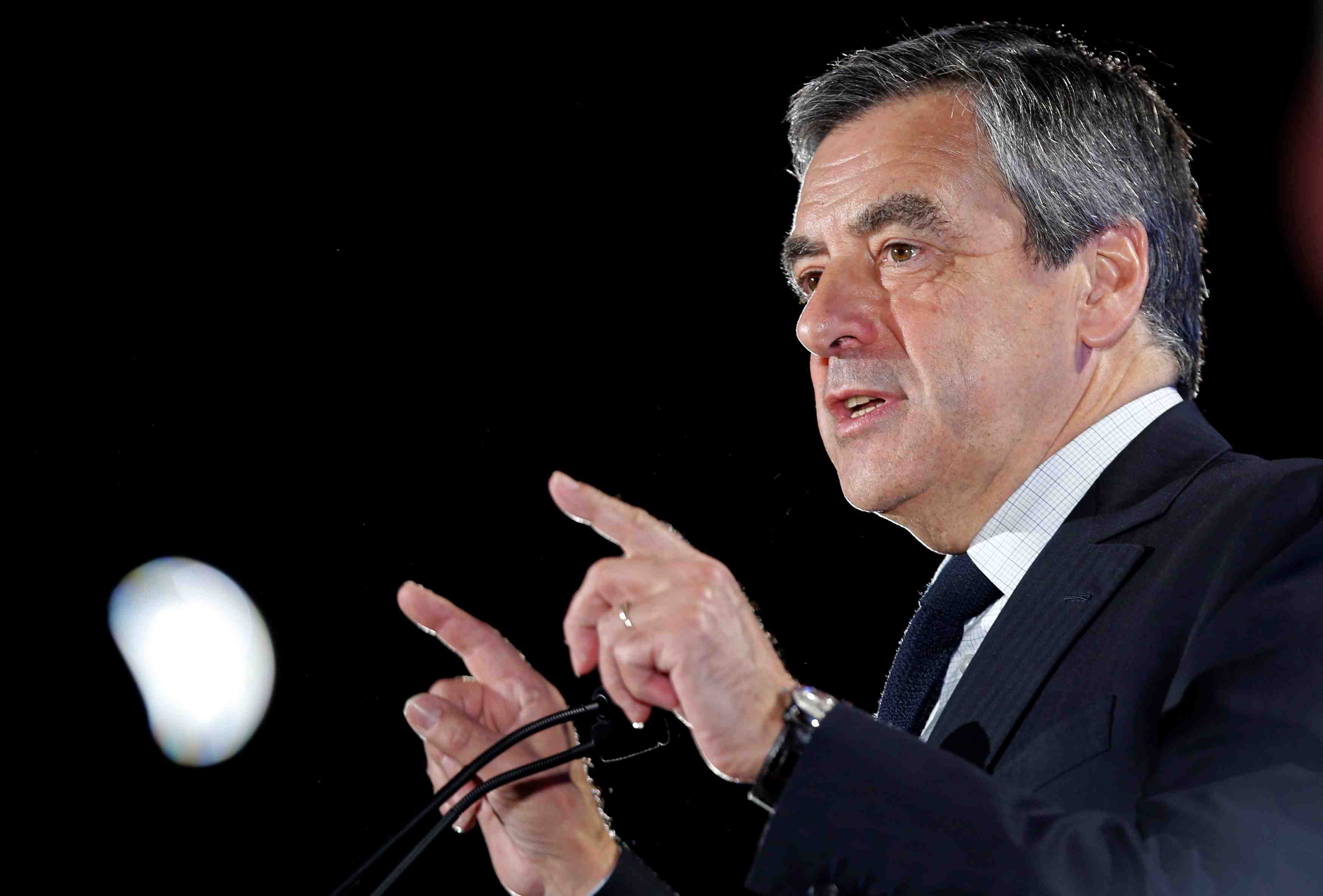 Fillon fait la promotion de la "clause moliere"