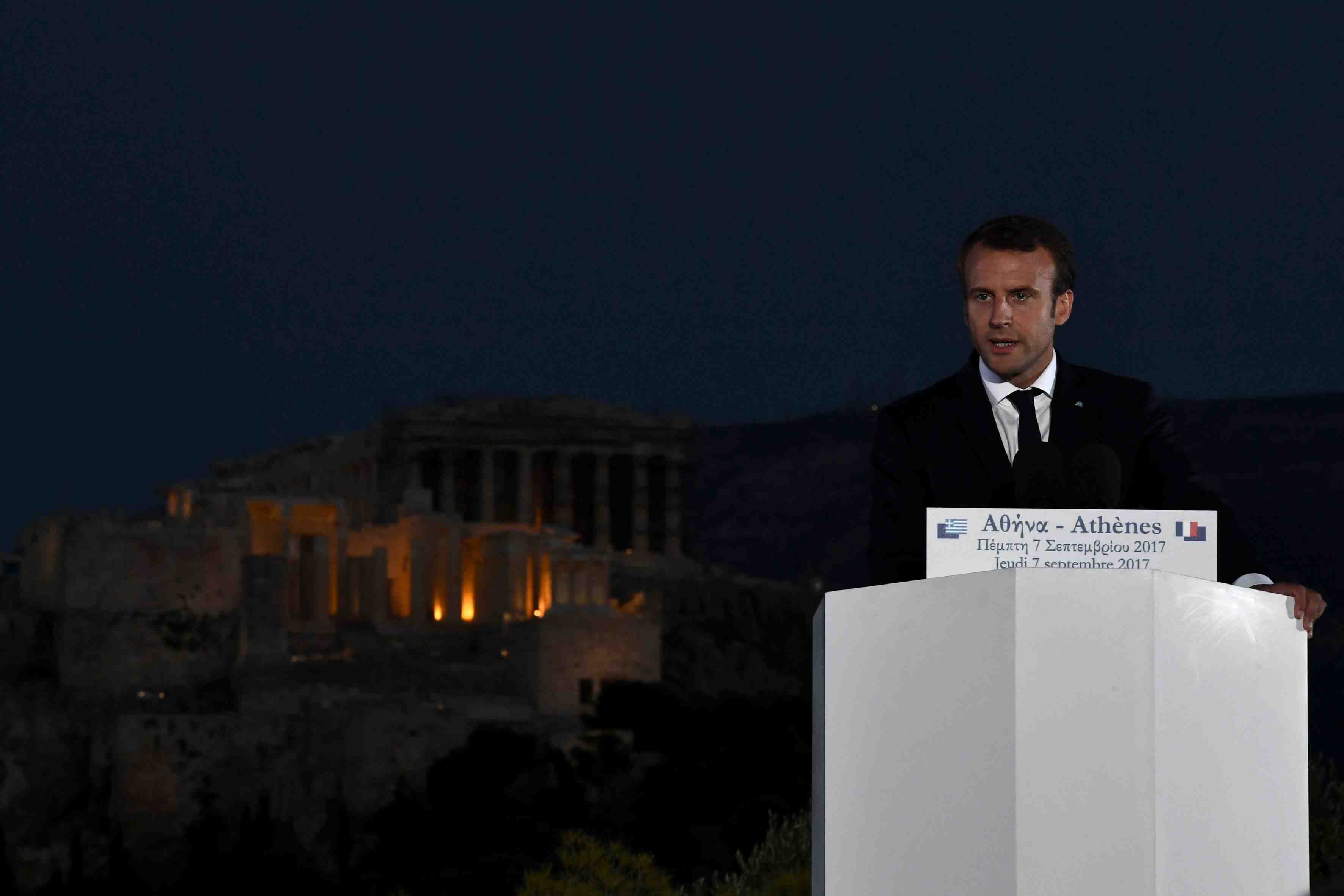 Macron plaide a athenes pour une reforme ambitieuse de la zone euro