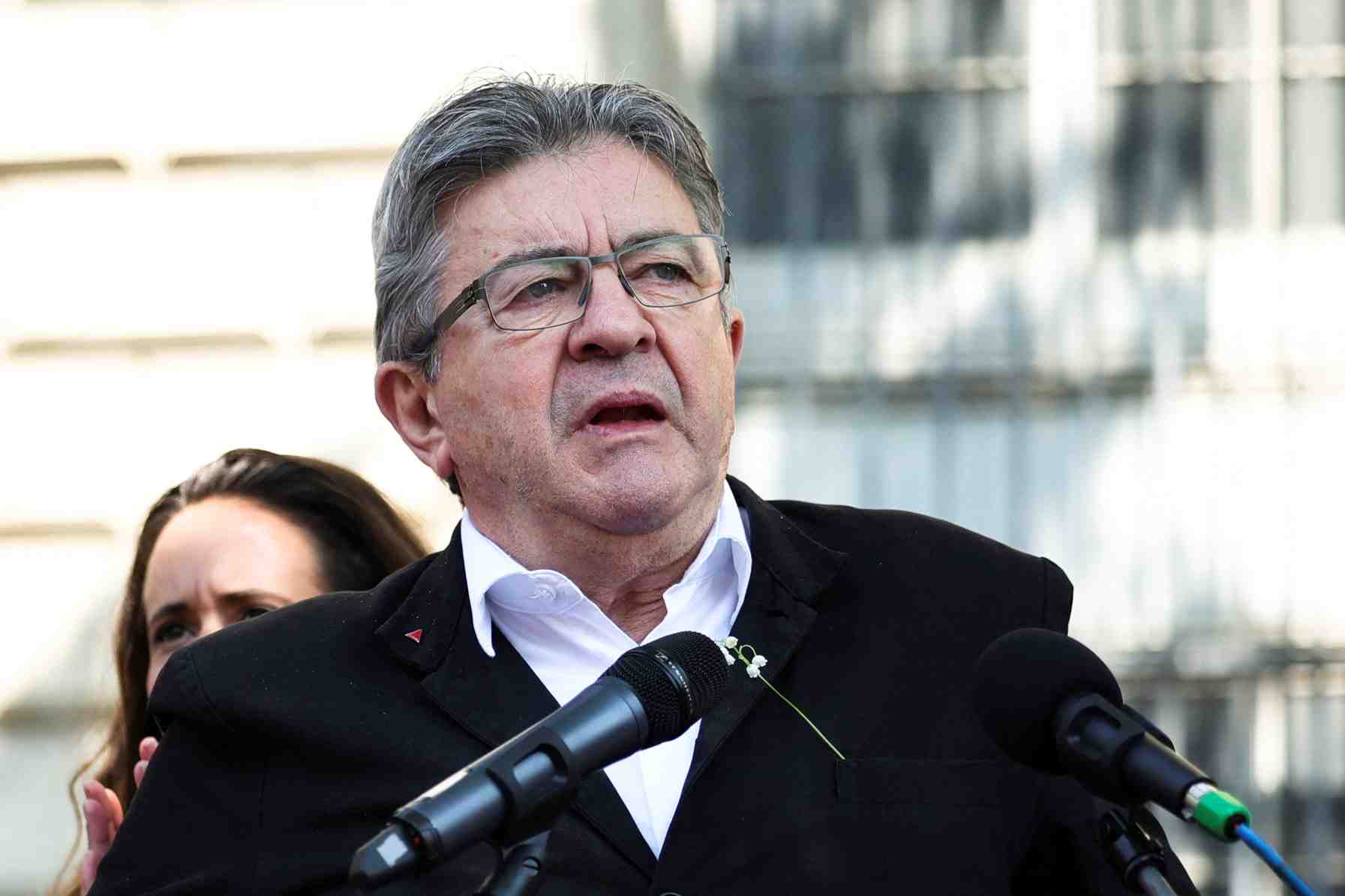 France: melenchon propose desormais de porter le smic a 1.500 euros