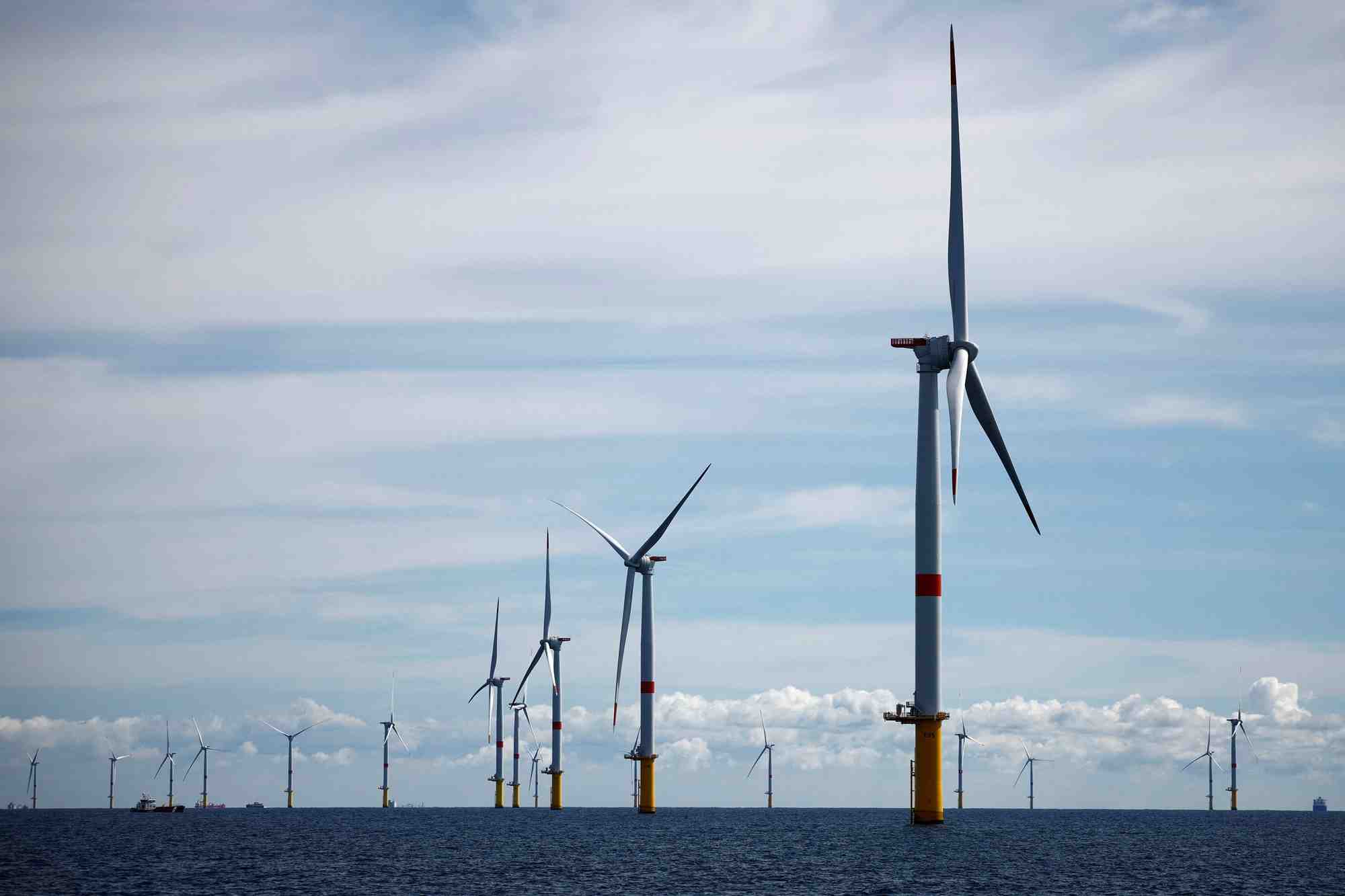 Le parc eolien offshore de saint-nazaire, dans l'ouest de la france