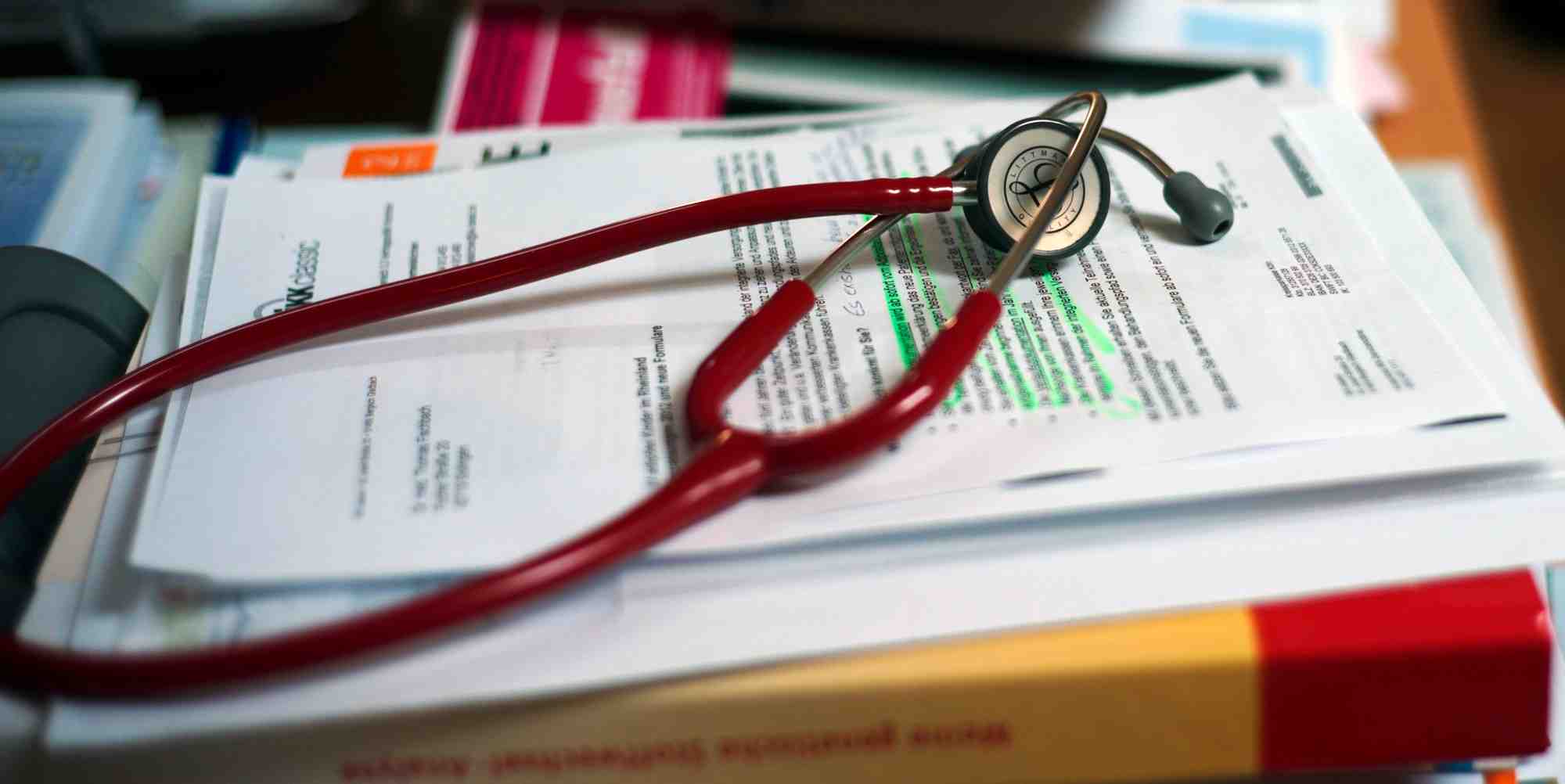 Parmi les propositions de la gauche : créer une sur-cotisation sur les revenus situés au-delà d'un certain plafond ou une « conférence de financement des retraites » avec les partenaires sociaux.