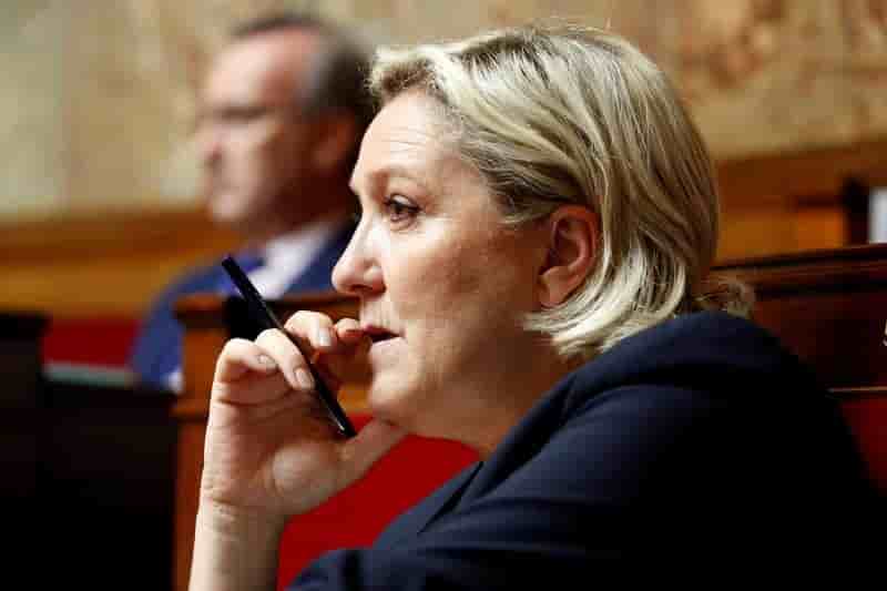 Le pen fustige une "agitation parlementaire" de melenchon