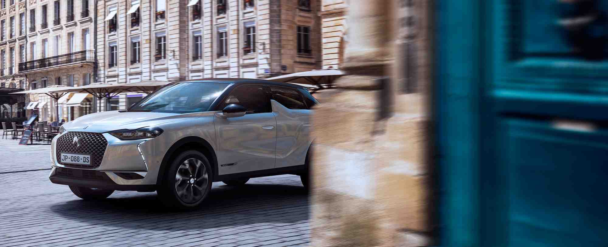 Le triplement du tarif de stationnement pour les SUV à Paris, qui entrera en vigueur le 1er octobre, ne s'appliquera finalement pas aux voitures hybrides de moins de deux tonnes.
