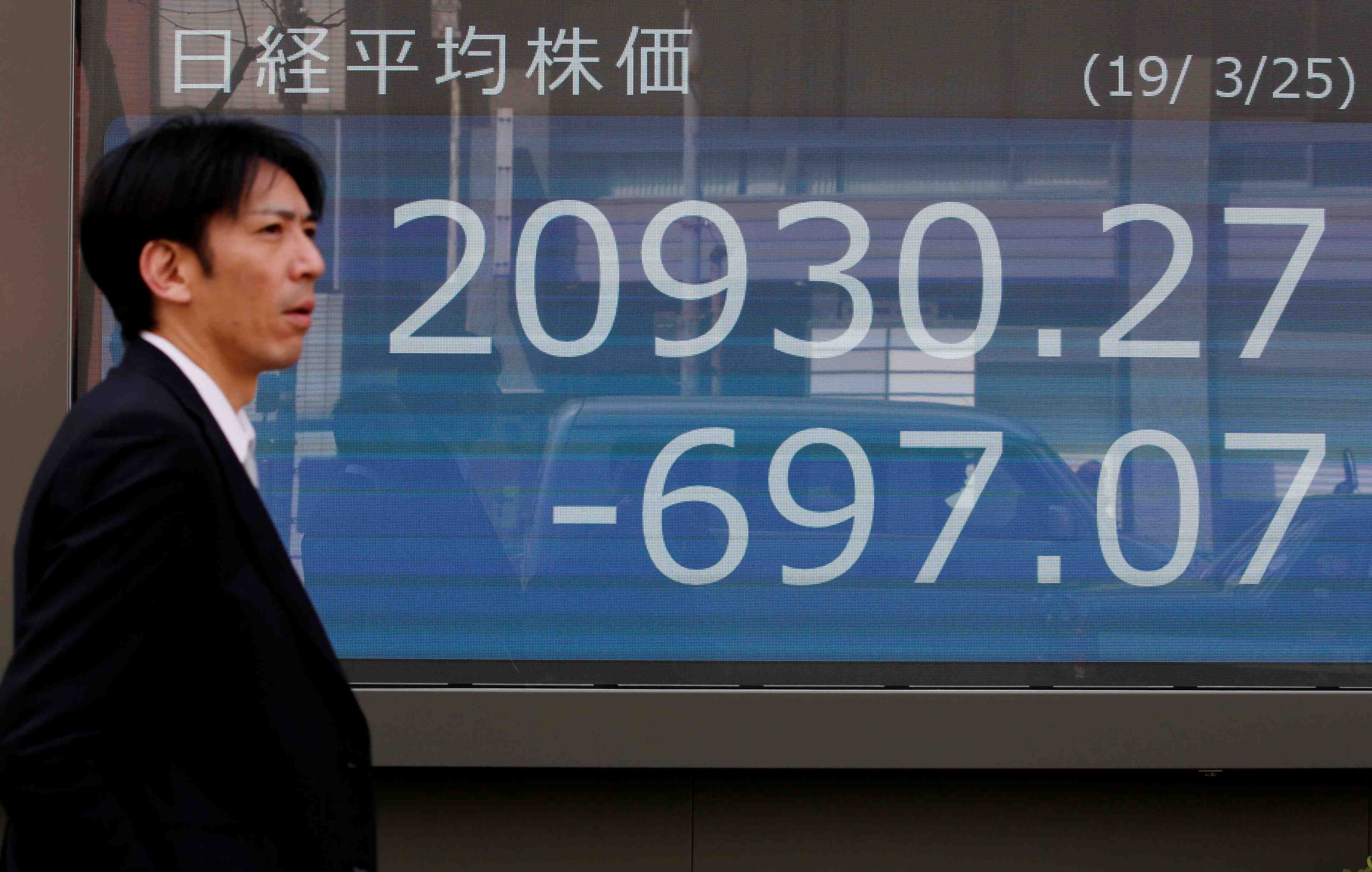 Tokyo finit en baisse