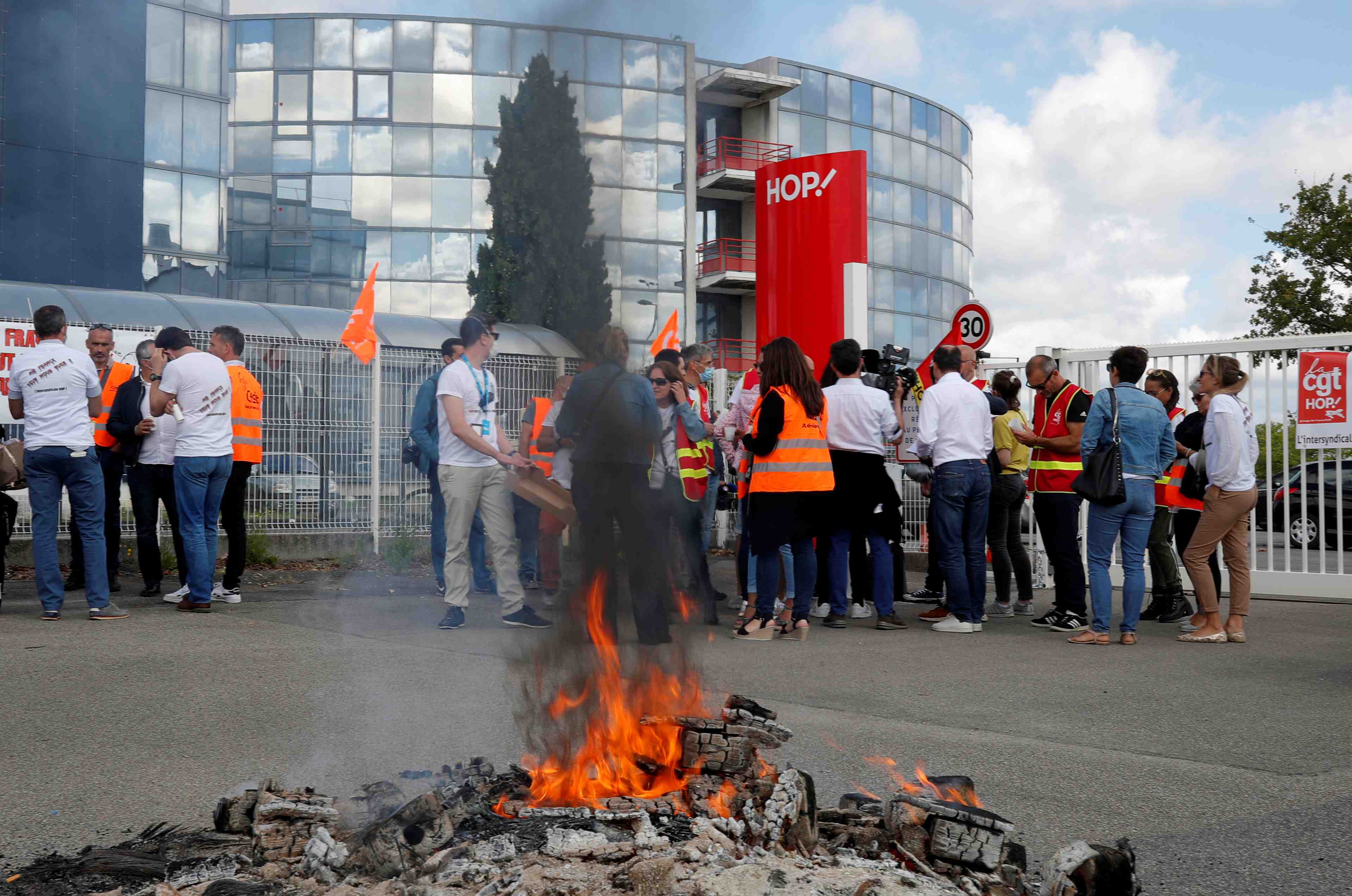 Les salaries d'air france crient leur colere face au plan social