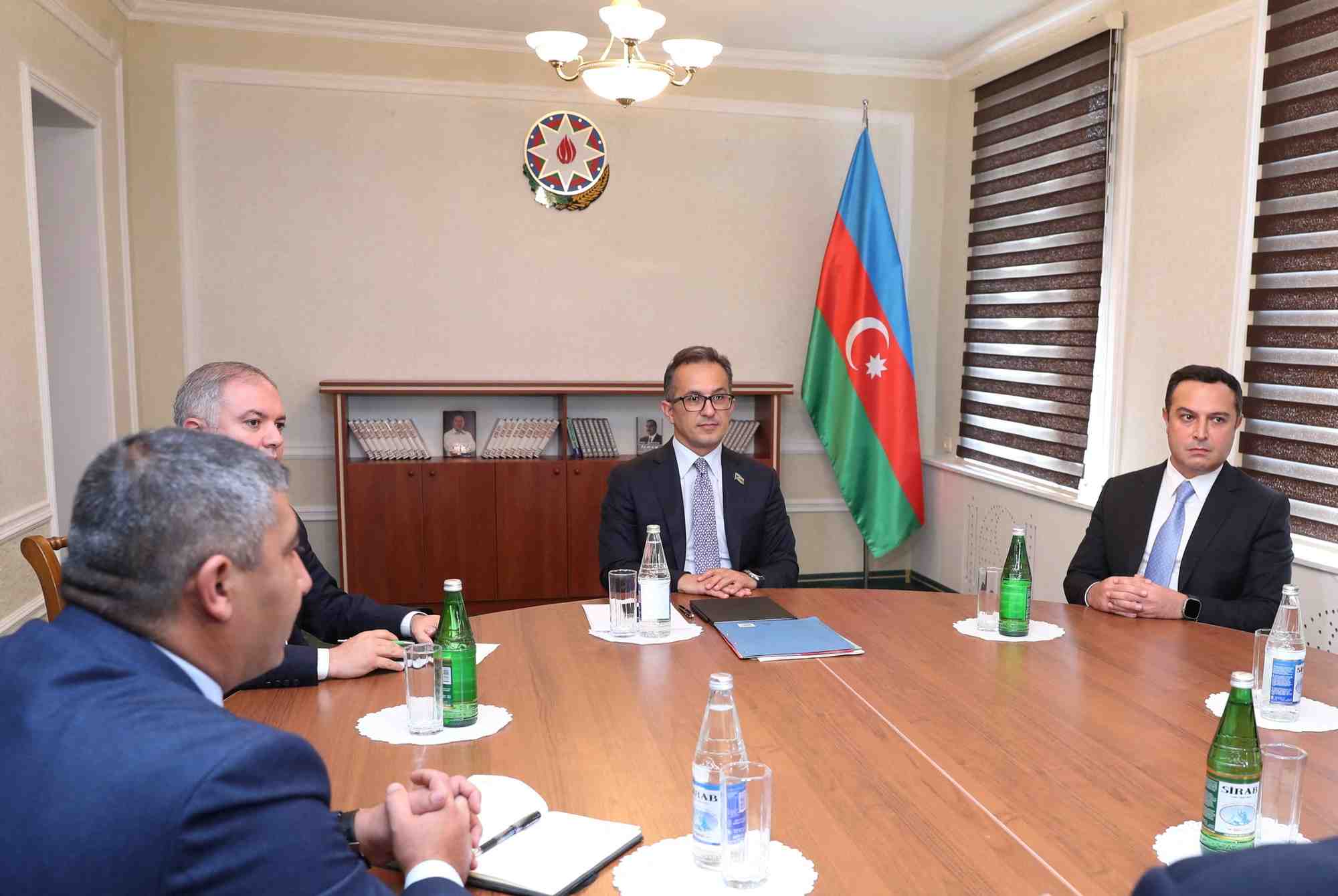 Photo de responsables d'armenie et d'azerbaidjan autour d'une table dans la ville azerbaidjanaise de yevlakh