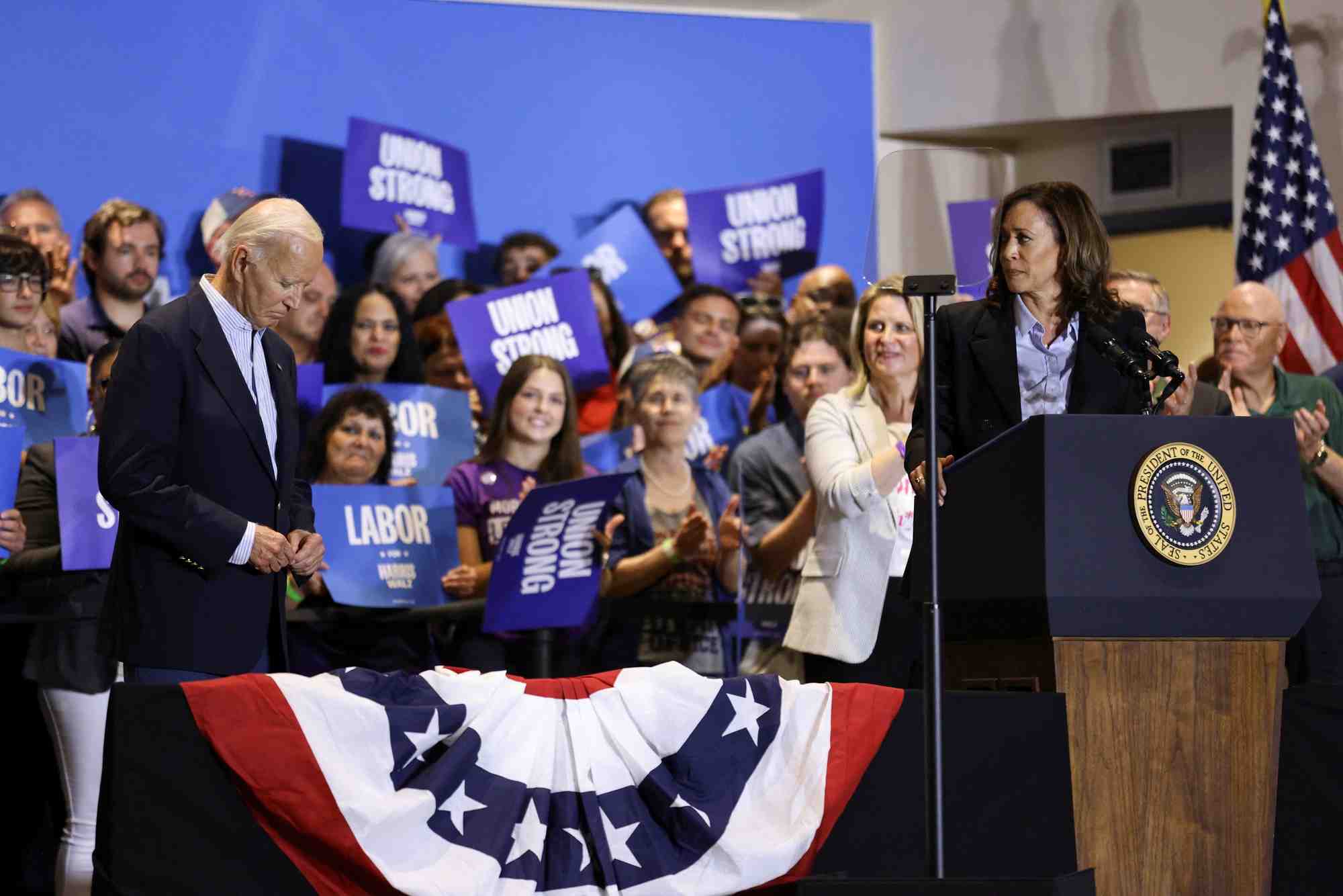Joe biden et kamala harris ensemble sur scene lors d'un evenement organise a l'occasion de la fete du travail